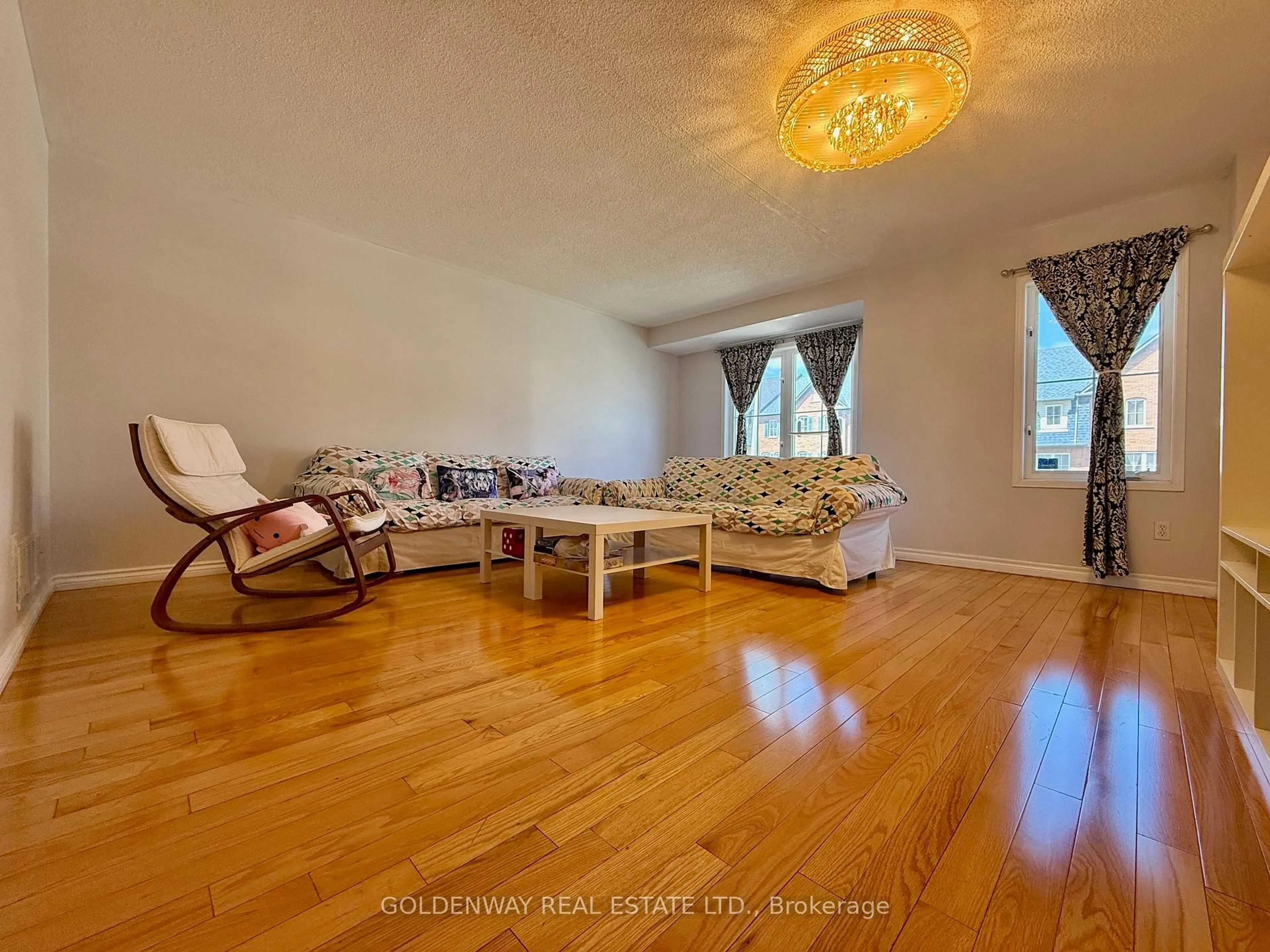 Living room with furniture, wood/laminate floor for 121 Mike Myers Dr, Toronto Ontario M1P 5G4