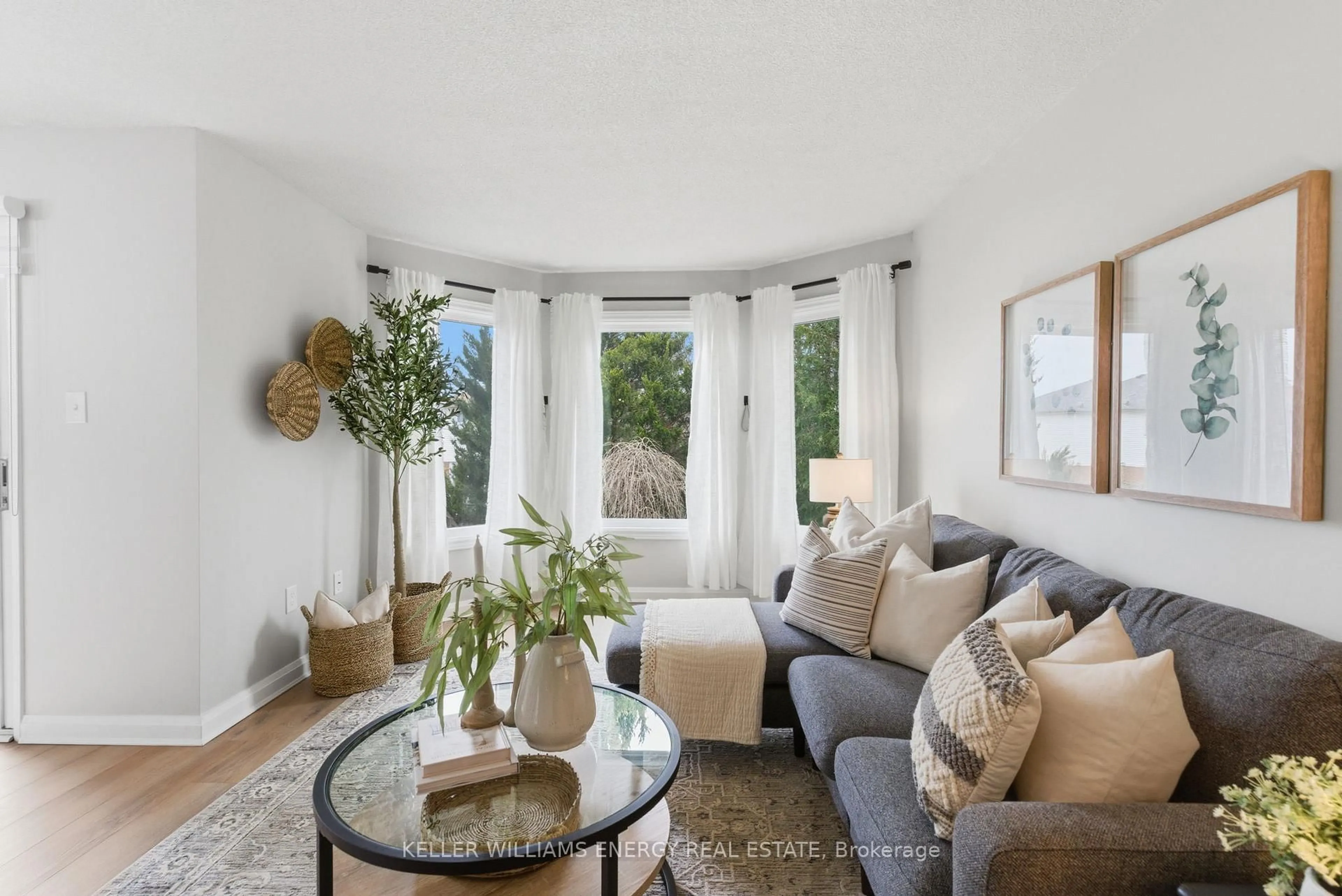 Living room with furniture, unknown for 35 Teddington Cres, Whitby Ontario L1R 1S5