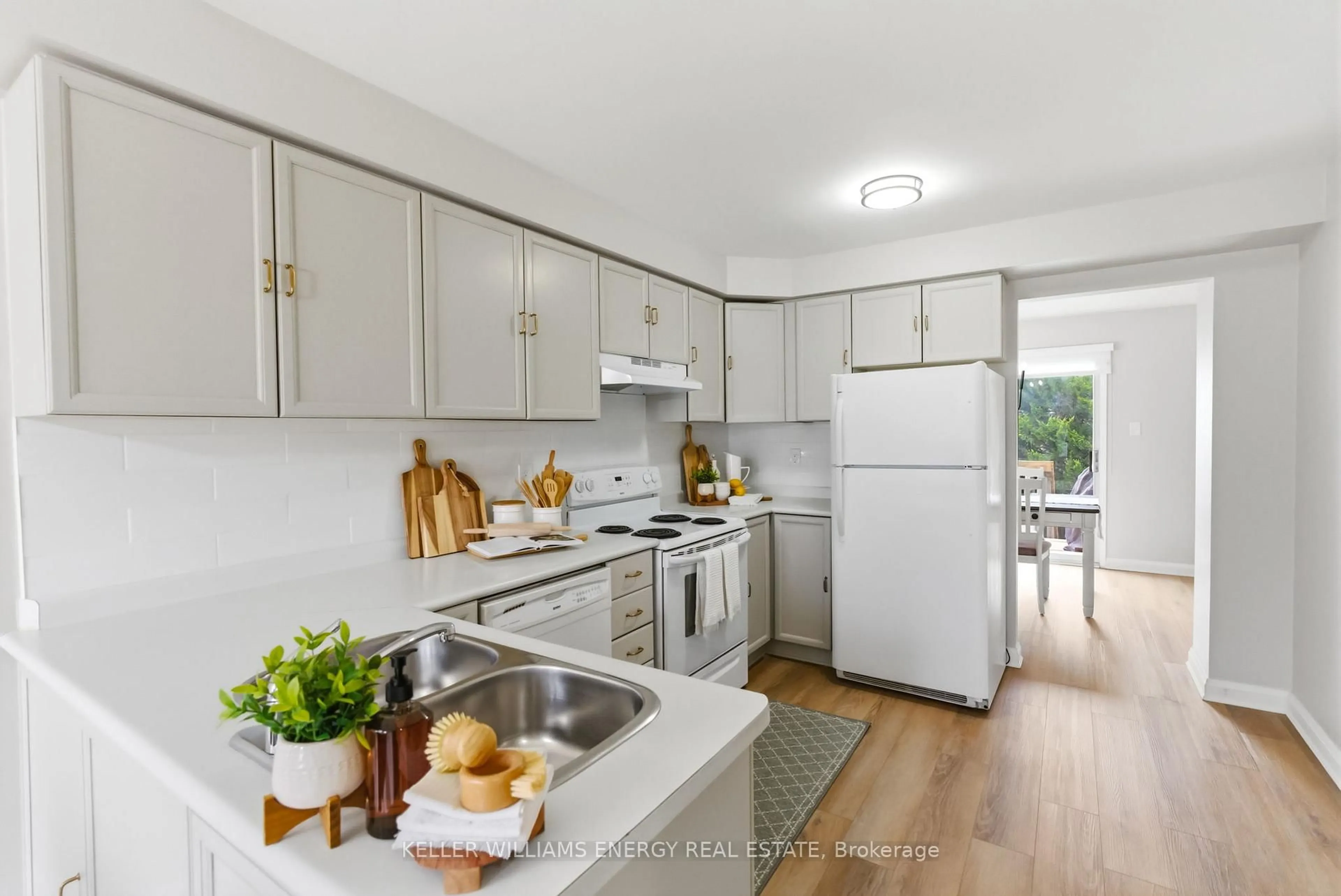 Open concept kitchen, unknown for 35 Teddington Cres, Whitby Ontario L1R 1S5