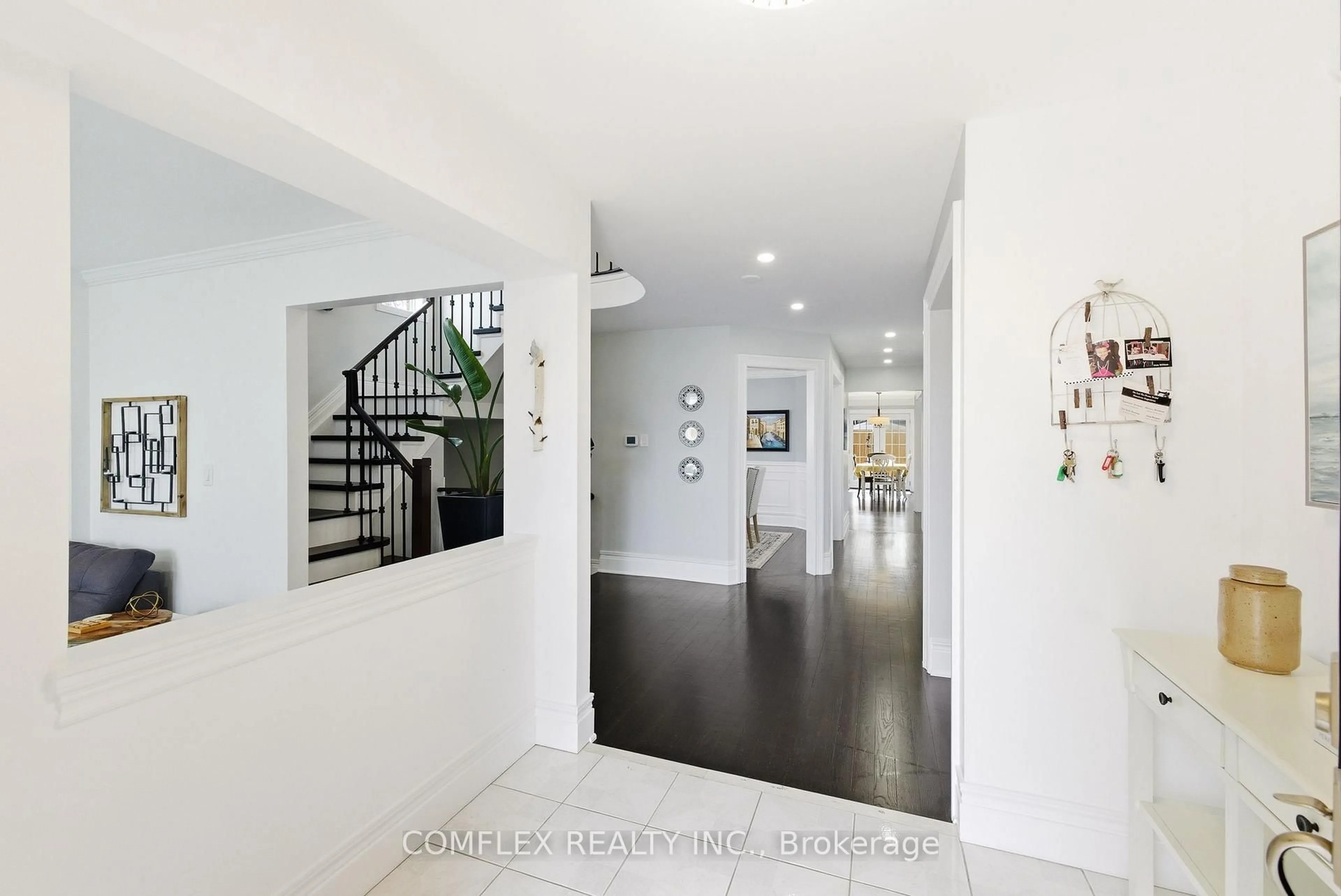 Indoor entryway for 119 Robert Adams Dr, Clarington Ontario L1E 2C4
