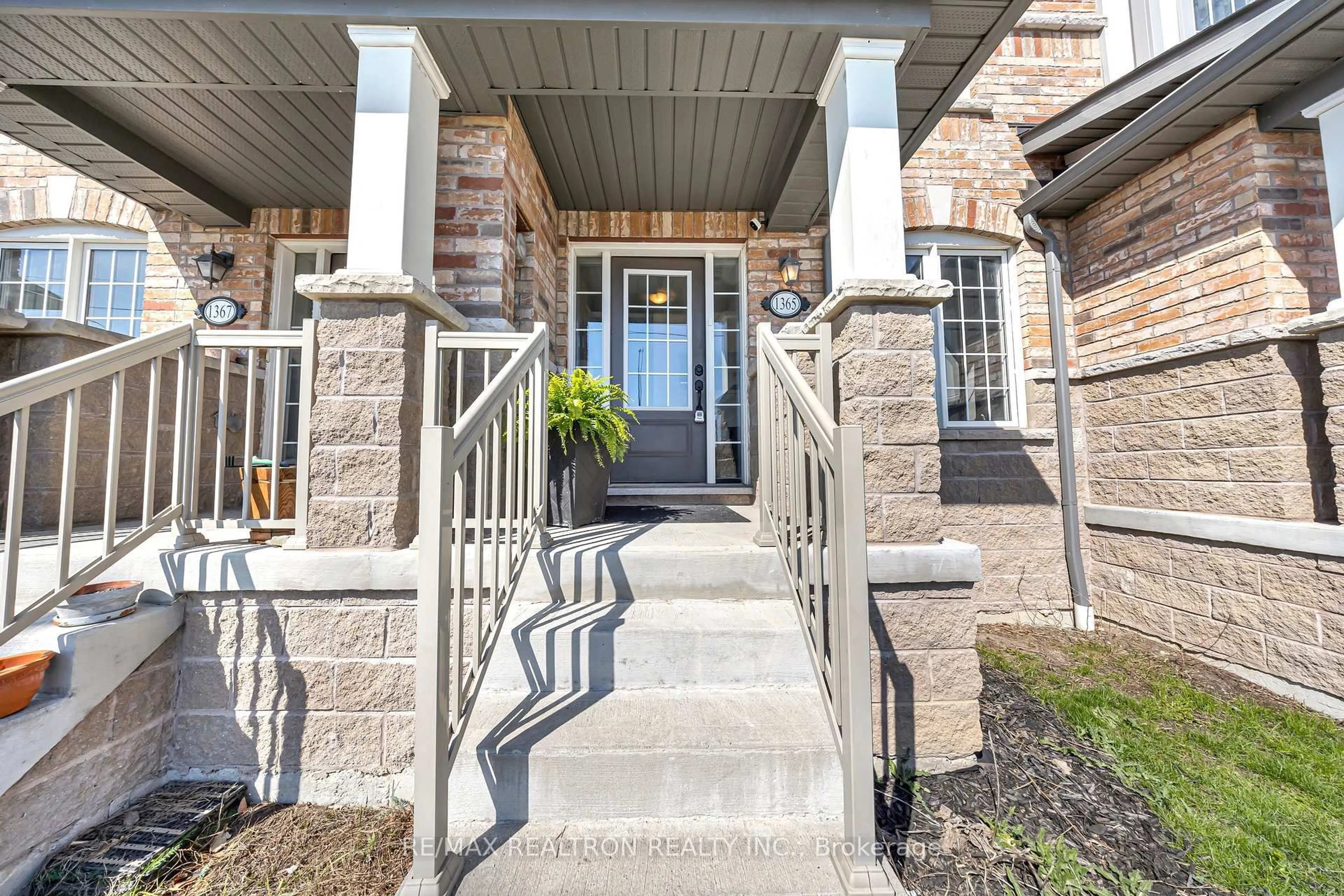 Indoor entryway for 1365 Salem Rd, Ajax Ontario L1Z 0R9