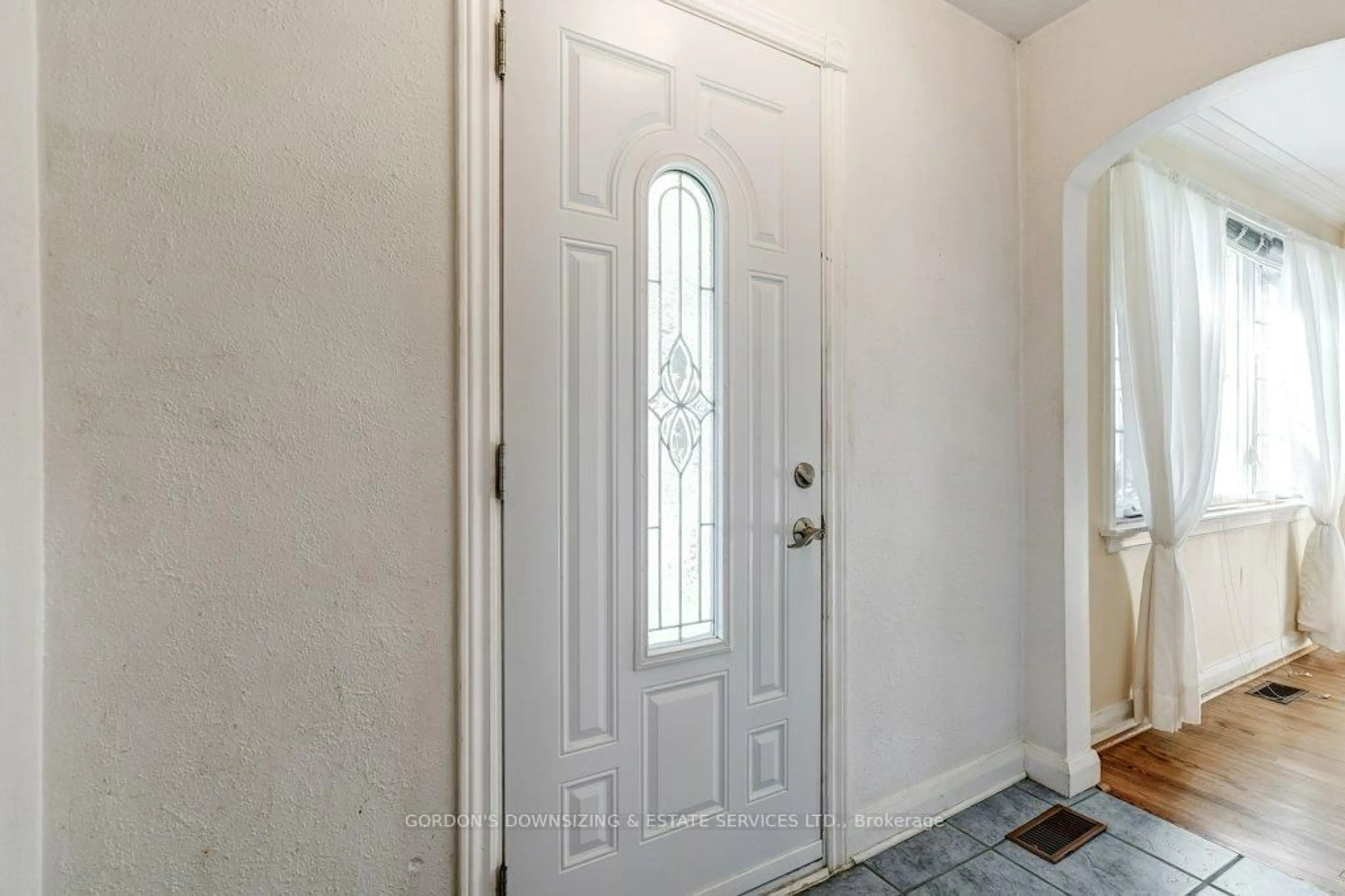 Indoor entryway for 20 Gardens Cres, Toronto Ontario M4B 1T5