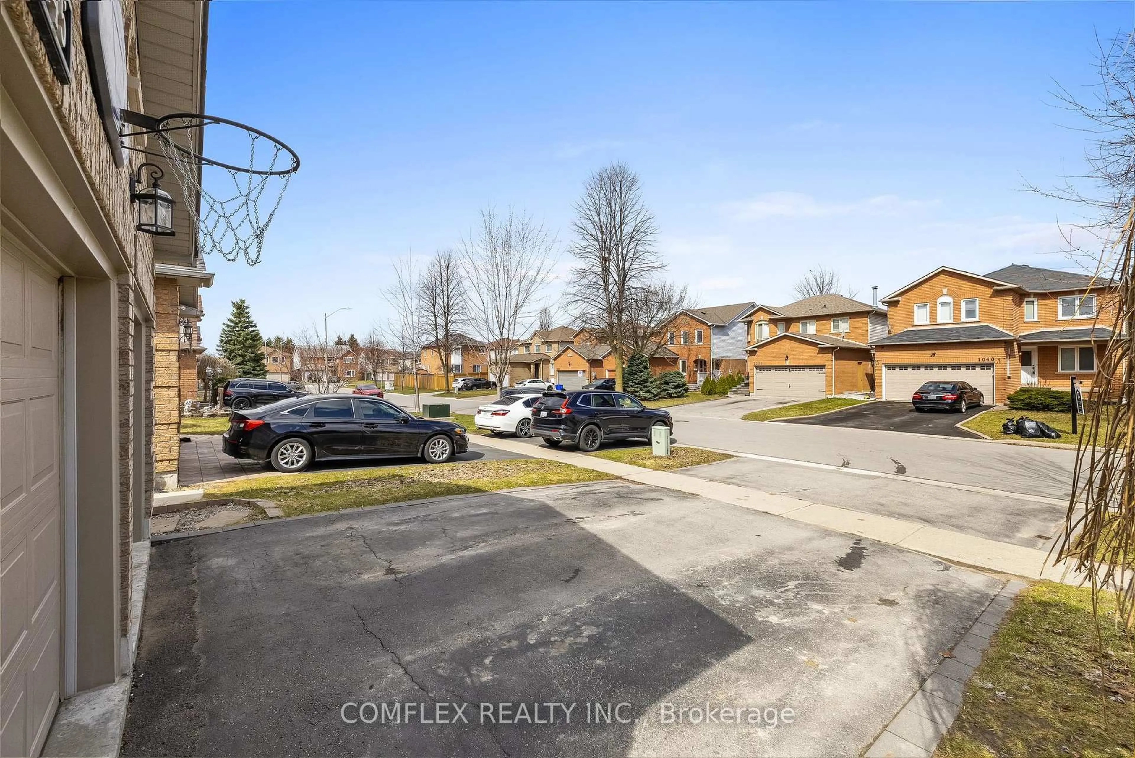A pic from outside/outdoor area/front of a property/back of a property/a pic from drone, street for 1045 Beaver Valley Cres, Oshawa Ontario L1J 8N2