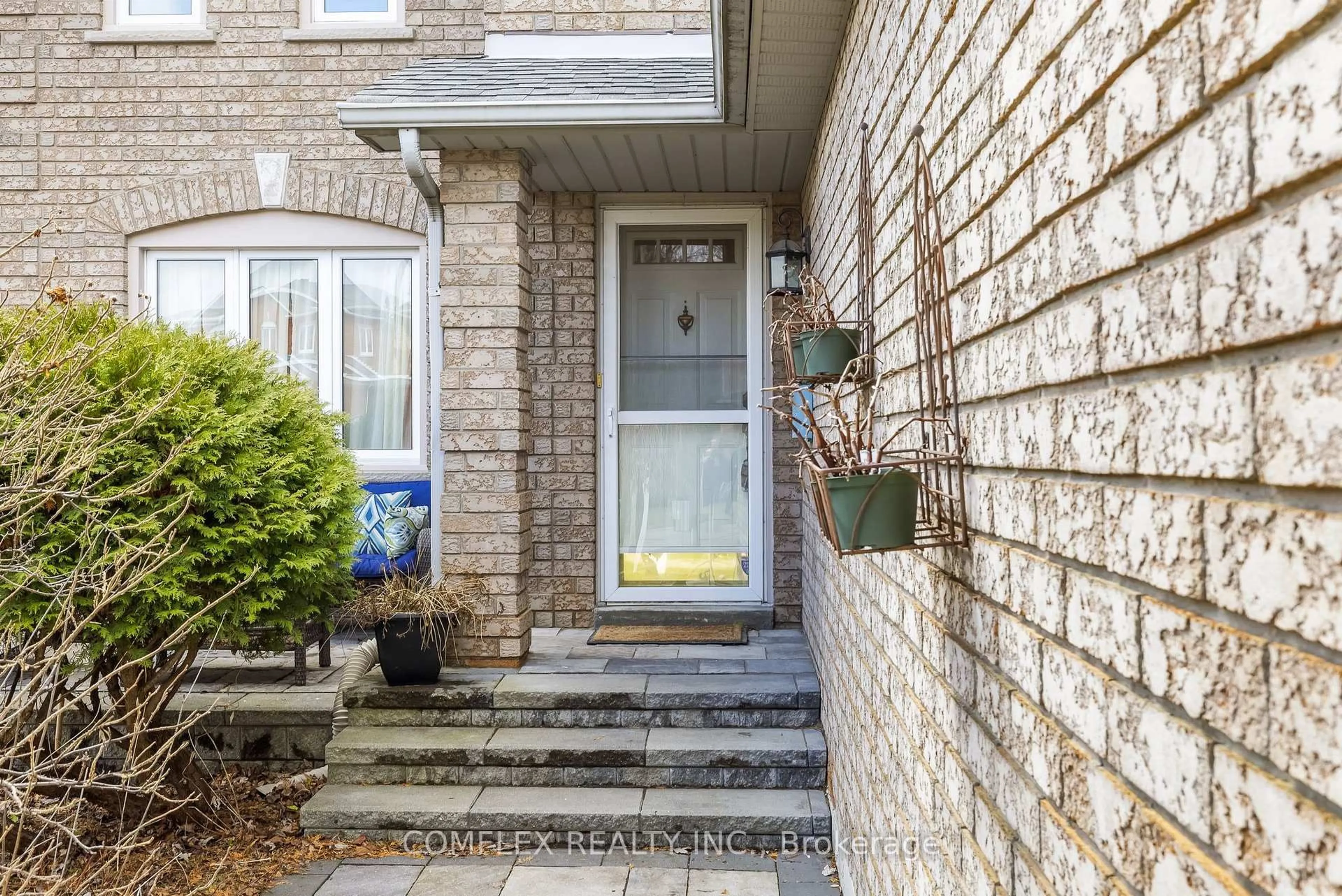 Indoor entryway for 1045 Beaver Valley Cres, Oshawa Ontario L1J 8N2