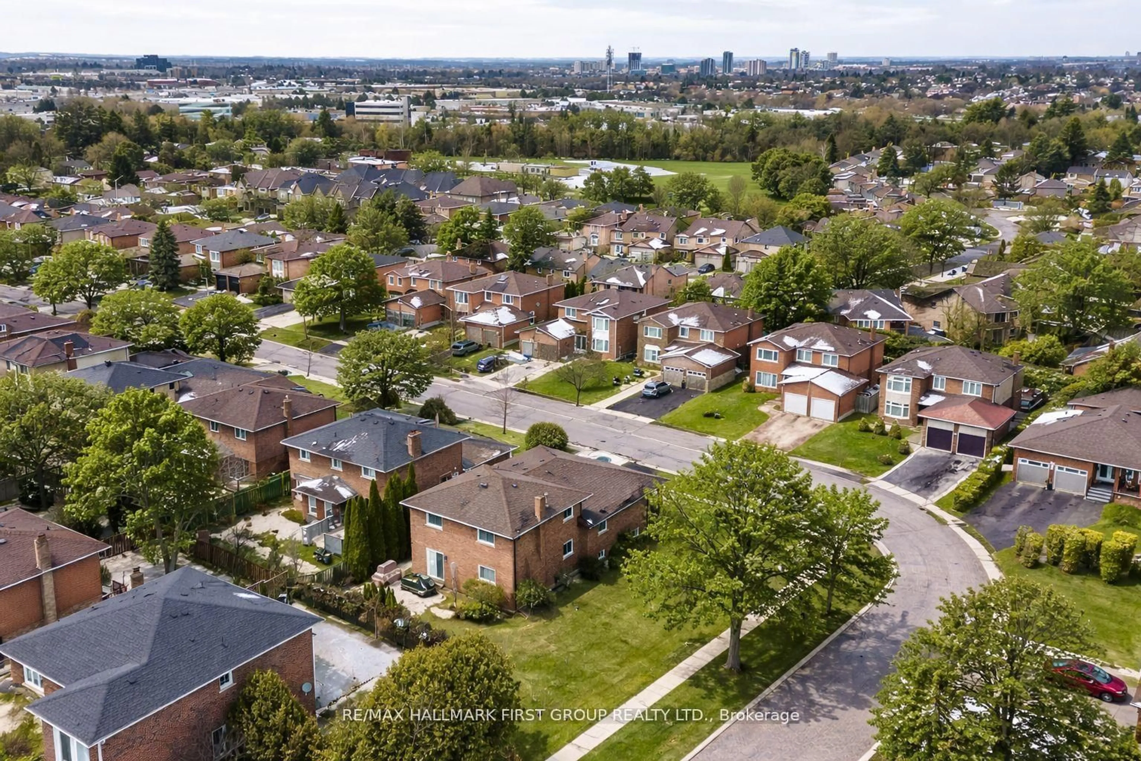 A pic from outside/outdoor area/front of a property/back of a property/a pic from drone, street for 520 McLeod Cres, Pickering Ontario L1W 3M5