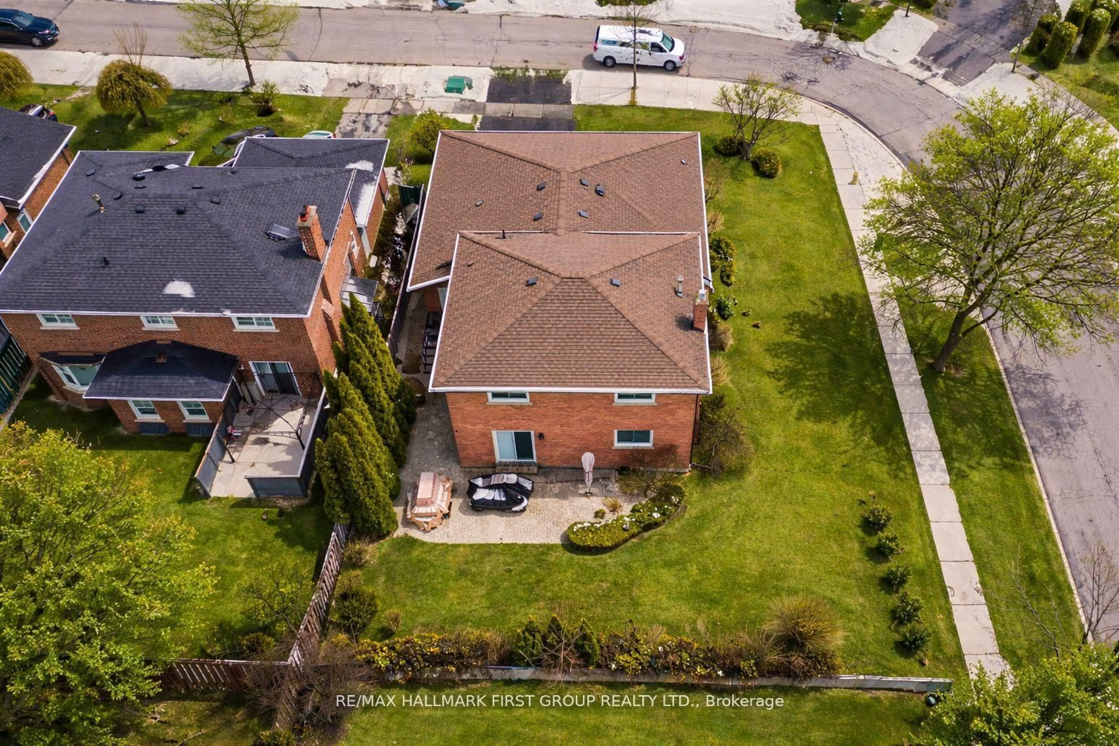 A pic from outside/outdoor area/front of a property/back of a property/a pic from drone, street for 520 McLeod Cres, Pickering Ontario L1W 3M5