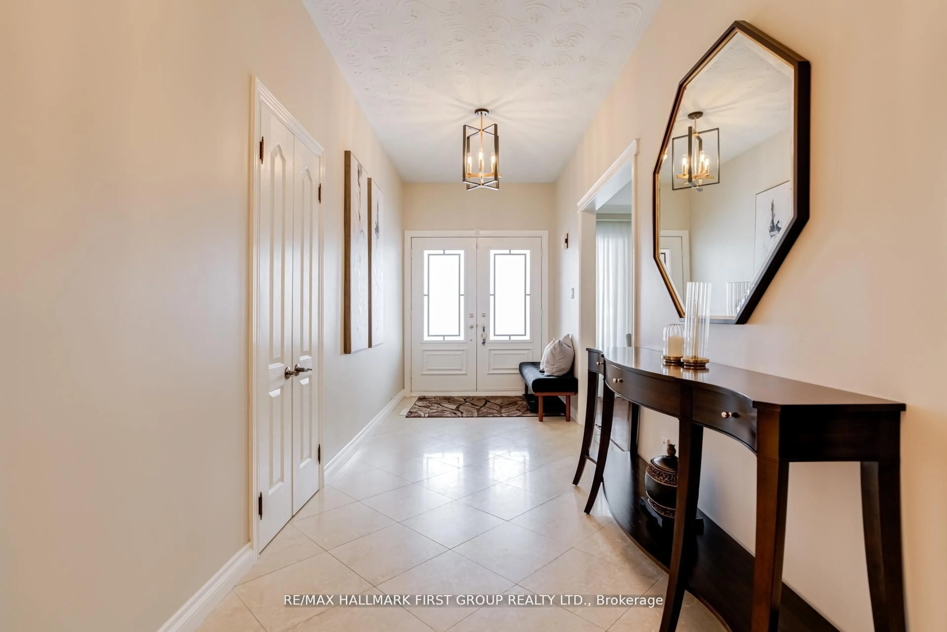 Indoor entryway for 520 McLeod Cres, Pickering Ontario L1W 3M5
