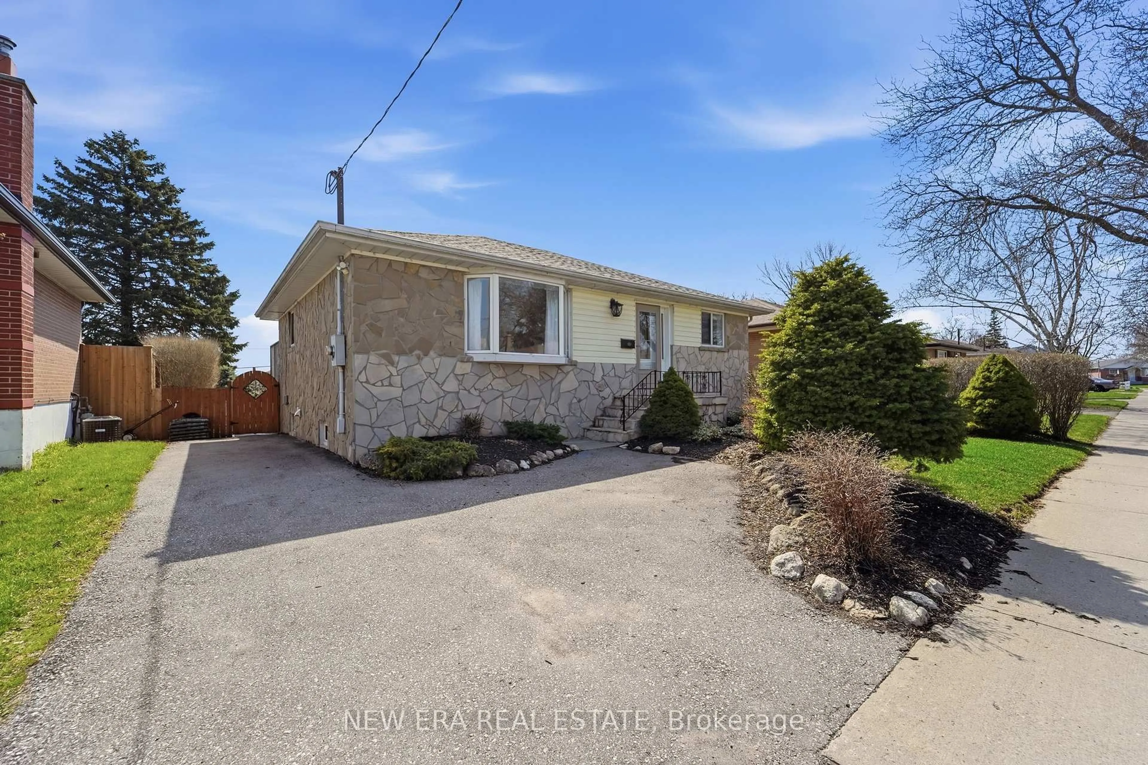 A pic from outside/outdoor area/front of a property/back of a property/a pic from drone, street for 1451 Bala Dr, Oshawa Ontario L1J 3T6