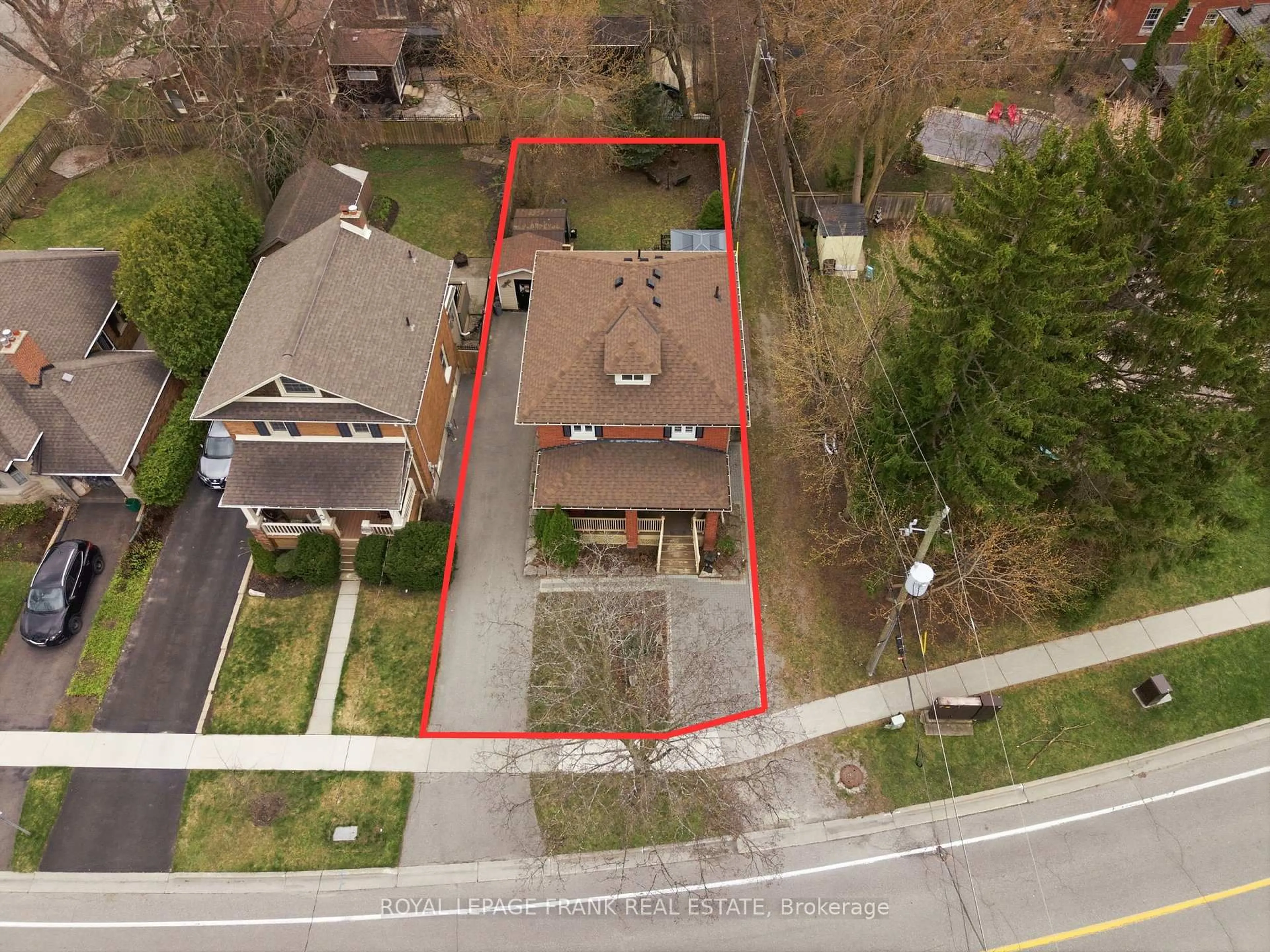 A pic from outside/outdoor area/front of a property/back of a property/a pic from drone, street for 19 Hillcroft St, Oshawa Ontario L1G 2K8