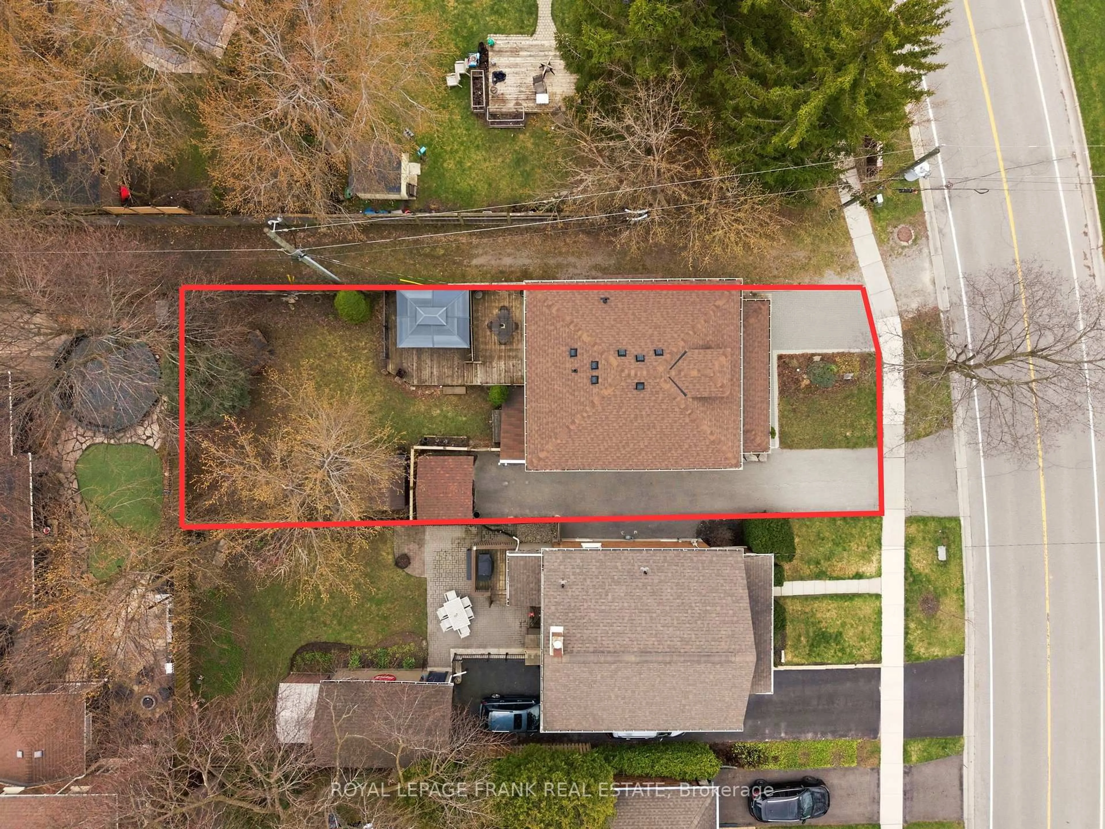 A pic from outside/outdoor area/front of a property/back of a property/a pic from drone, street for 19 Hillcroft St, Oshawa Ontario L1G 2K8