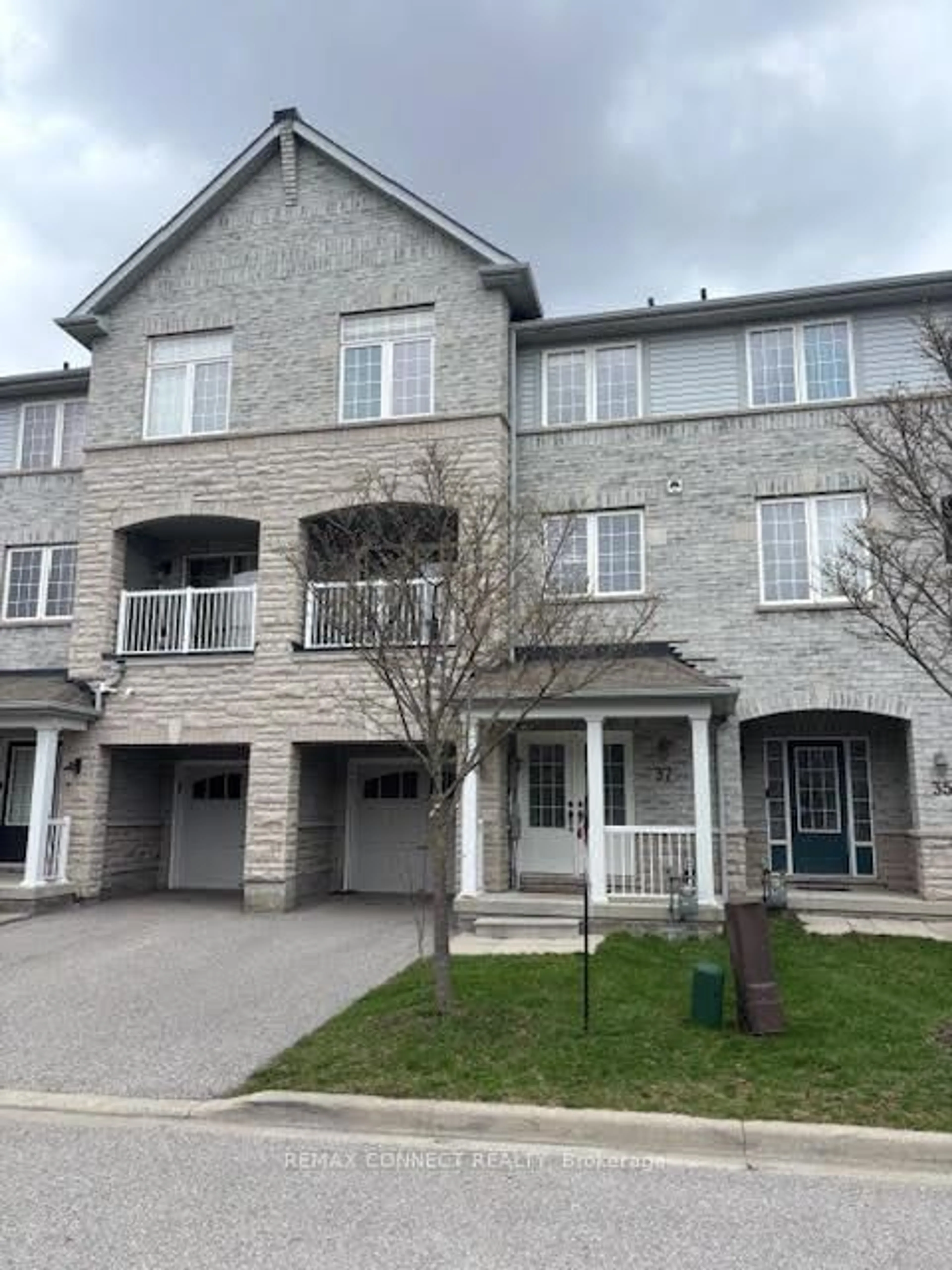 A pic from outside/outdoor area/front of a property/back of a property/a pic from drone, street for 37 Chaston Rd, Ajax Ontario L1Z 0M5