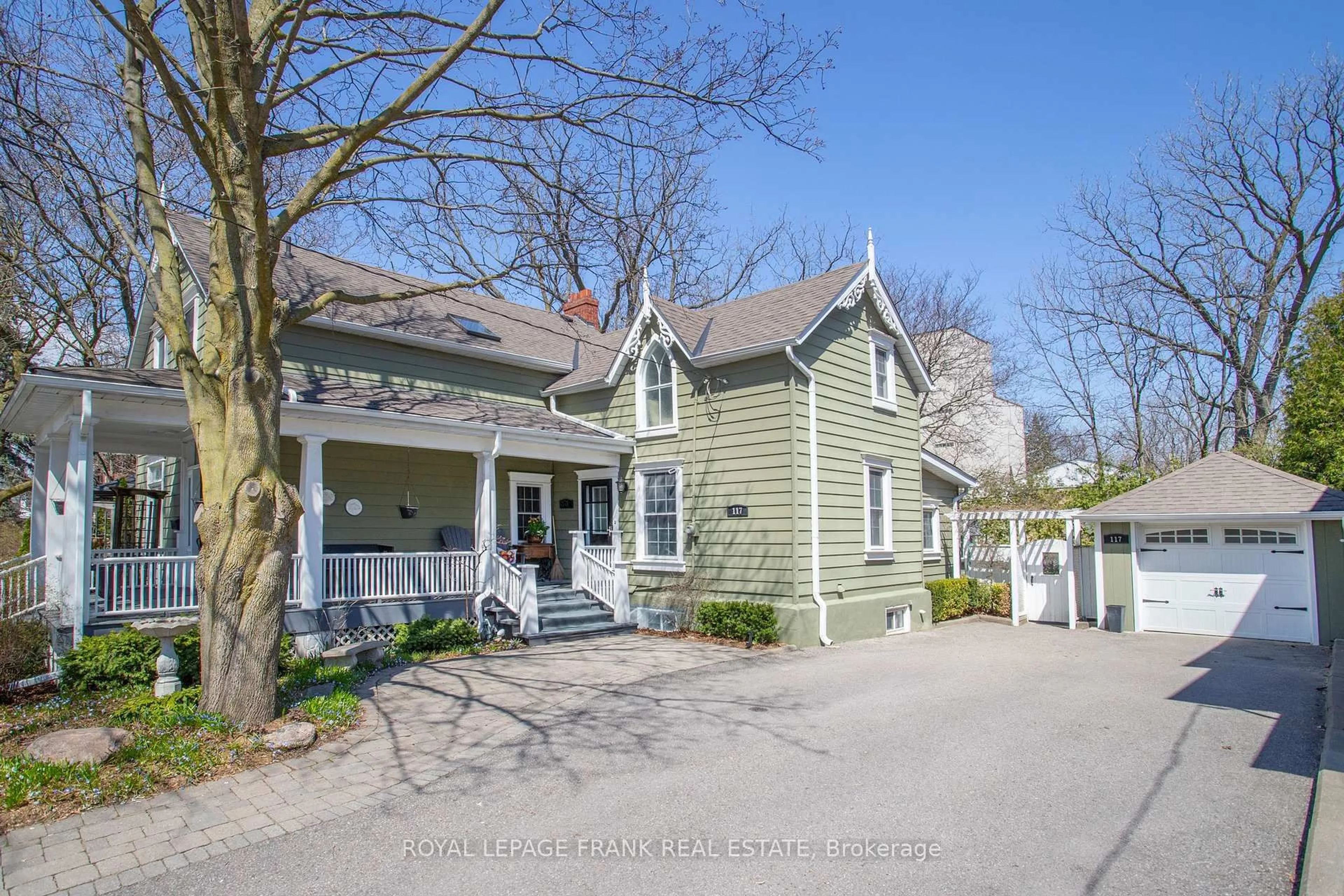 A pic from outside/outdoor area/front of a property/back of a property/a pic from drone, street for 117 Euclid St, Whitby Ontario L1N 5B1