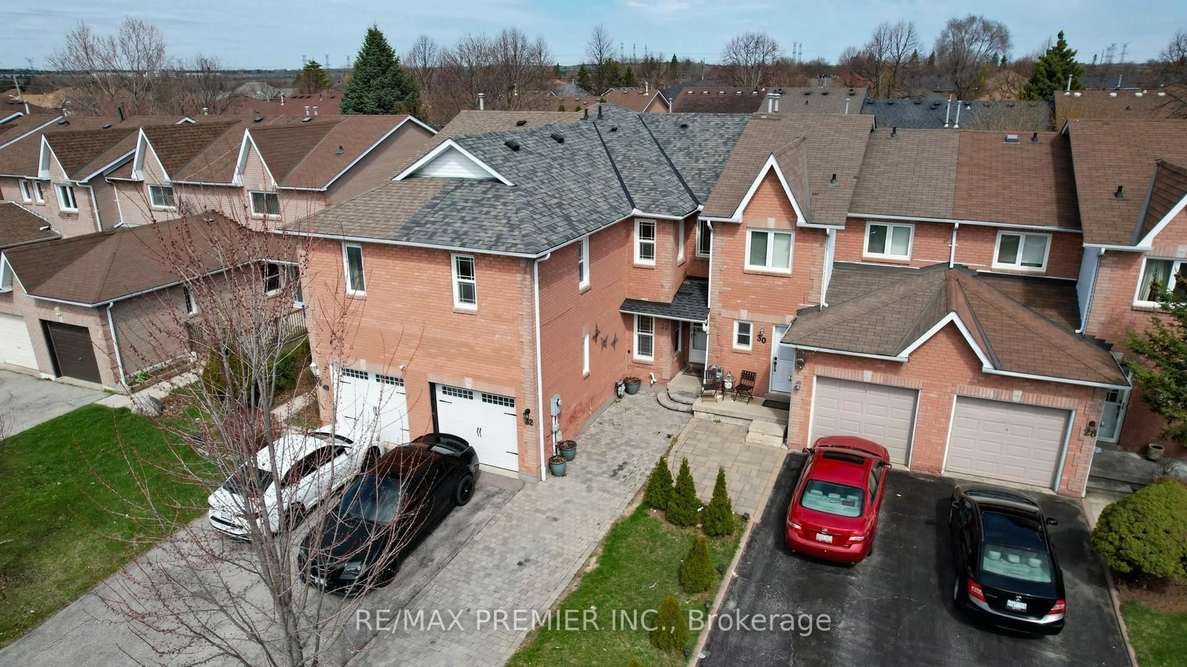 A pic from outside/outdoor area/front of a property/back of a property/a pic from drone, street for 32 Weekes Dr, Ajax Ontario L1T 3T2