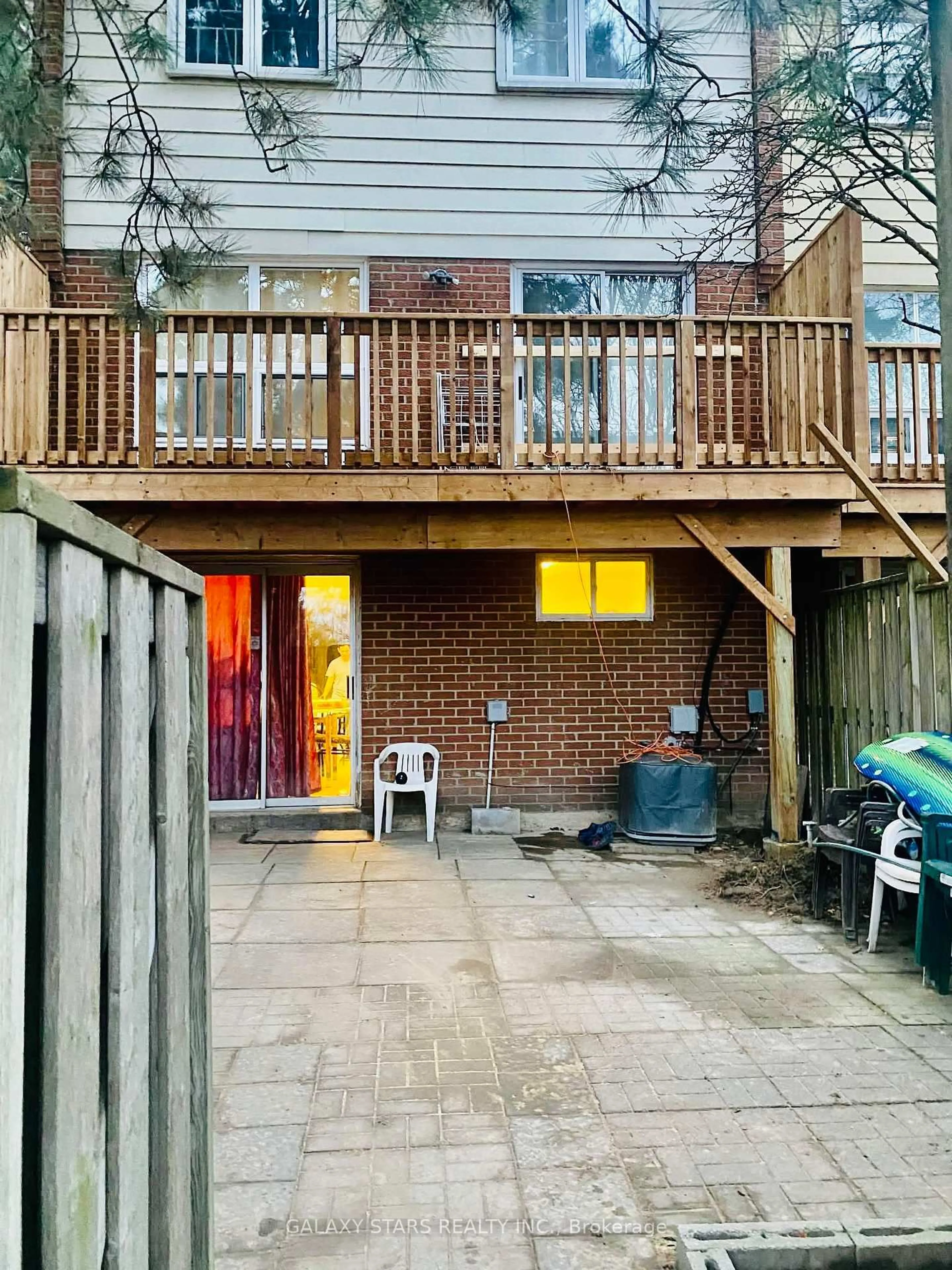 Patio, street for 101 Dundalk Dr #1, Toronto Ontario M1P 4V1