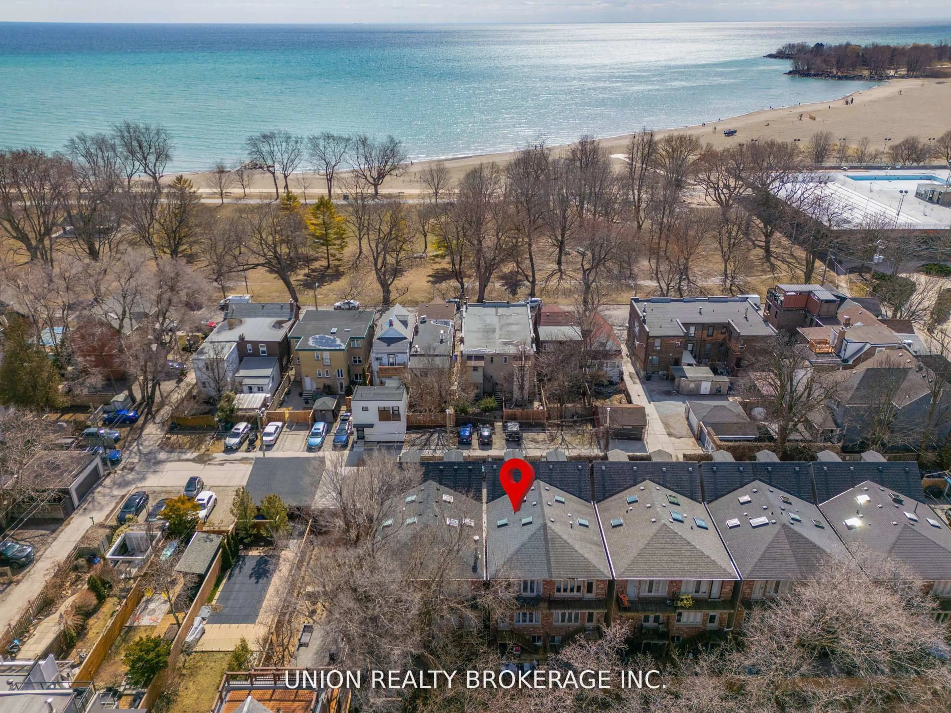 A pic from outside/outdoor area/front of a property/back of a property/a pic from drone, city buildings view from balcony for 59D Woodbine Ave, Toronto Ontario M4L 3P1