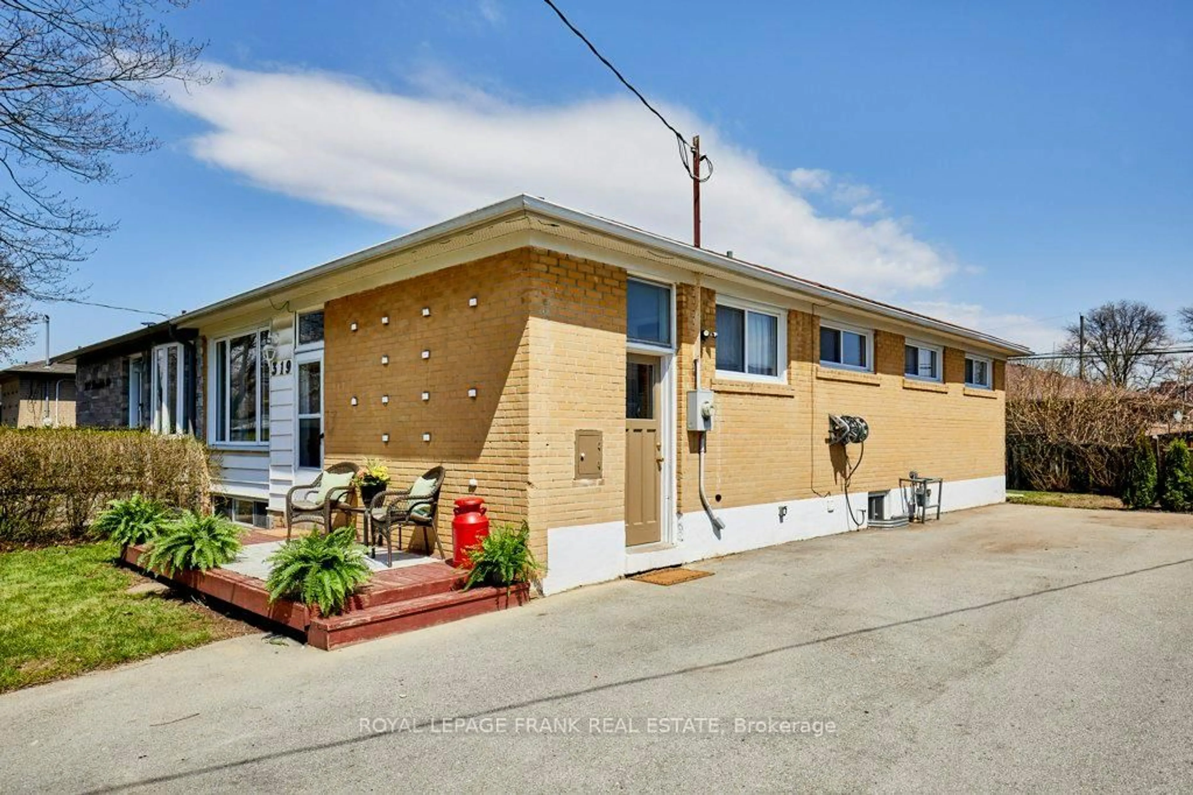 Unknown for 319 Dovedale Dr, Whitby Ontario L1N 1Z8