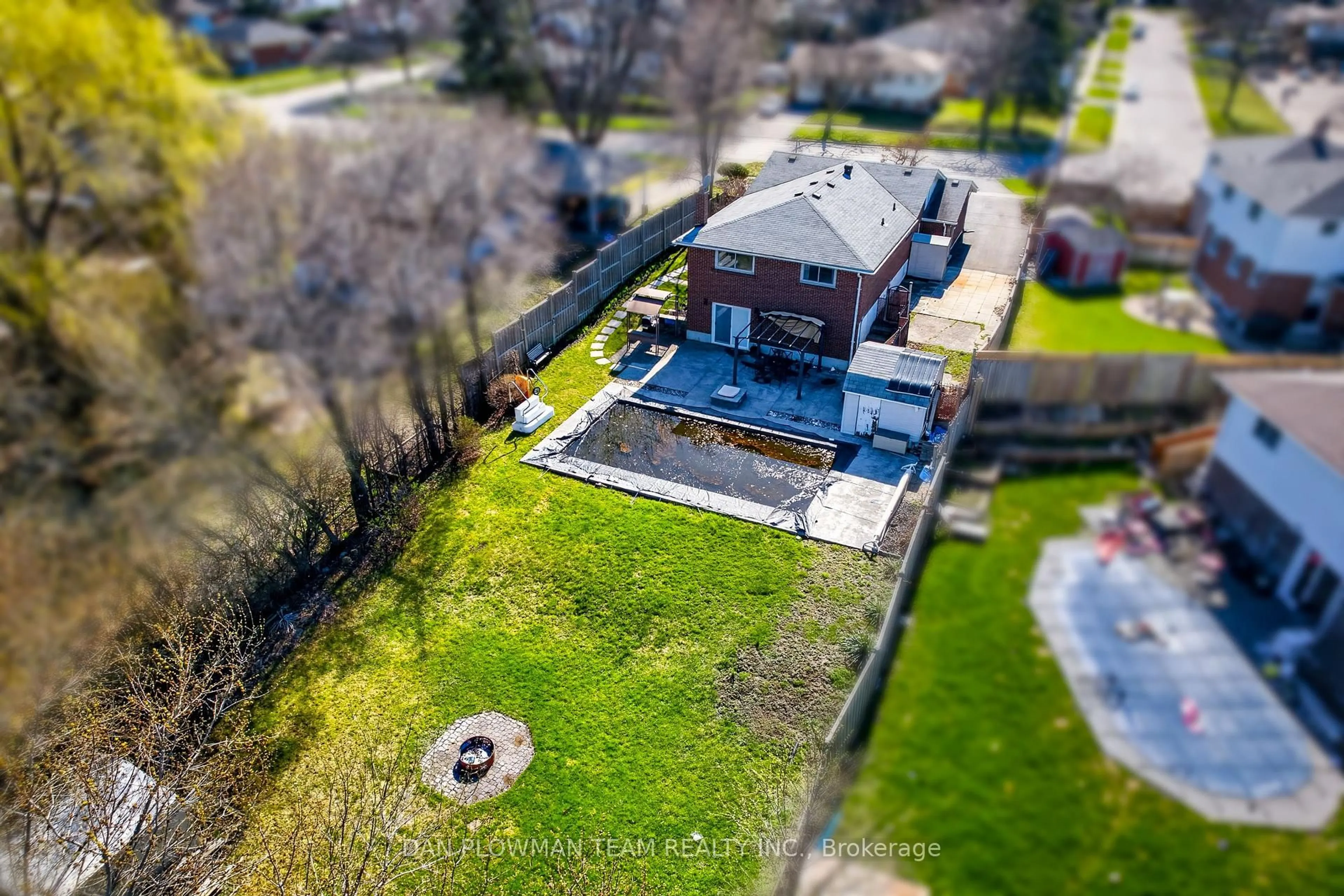 A pic from outside/outdoor area/front of a property/back of a property/a pic from drone, street for 215 Central Park Blvd, Oshawa Ontario L1G 5Z1