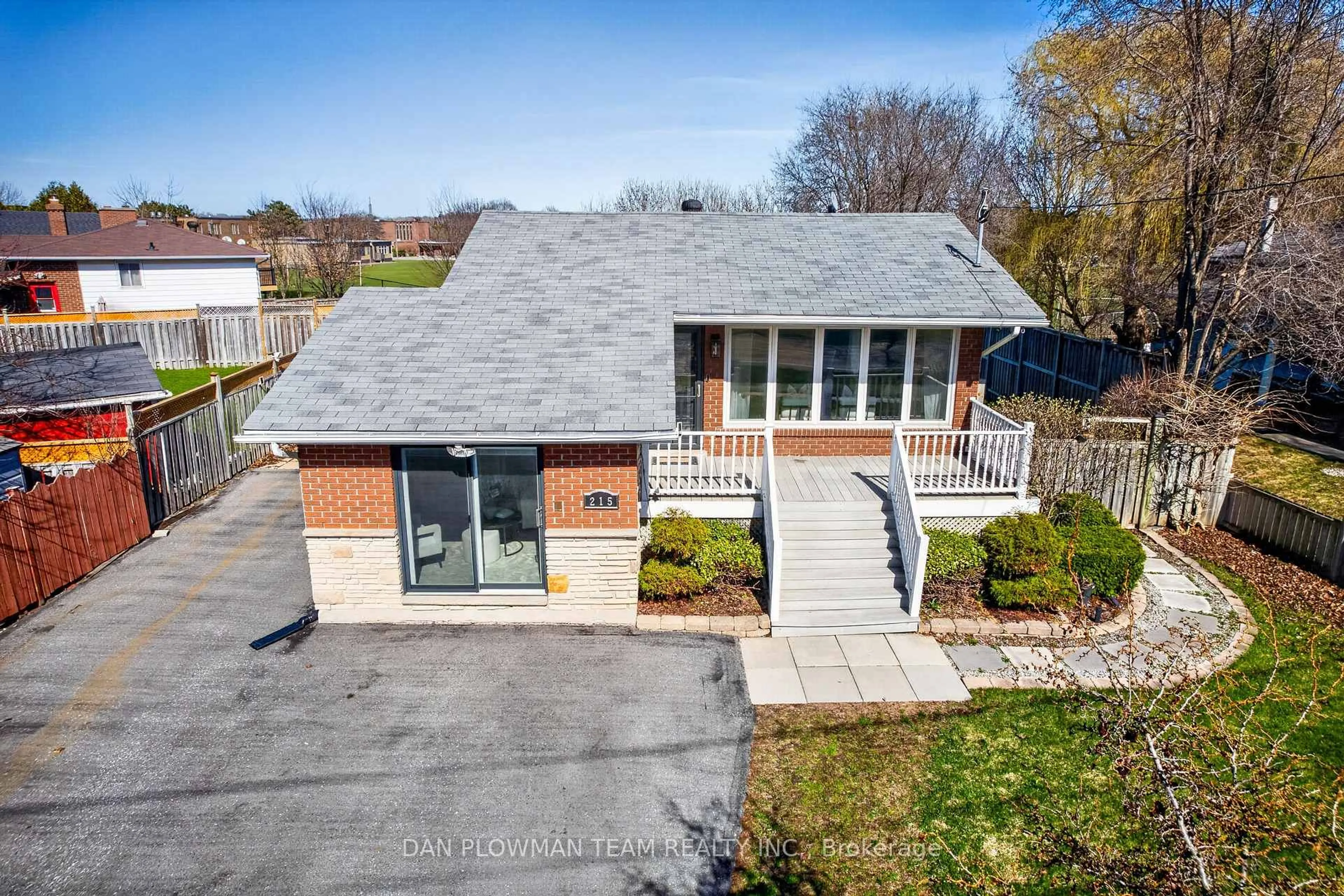 A pic from outside/outdoor area/front of a property/back of a property/a pic from drone, street for 215 Central Park Blvd, Oshawa Ontario L1G 5Z1