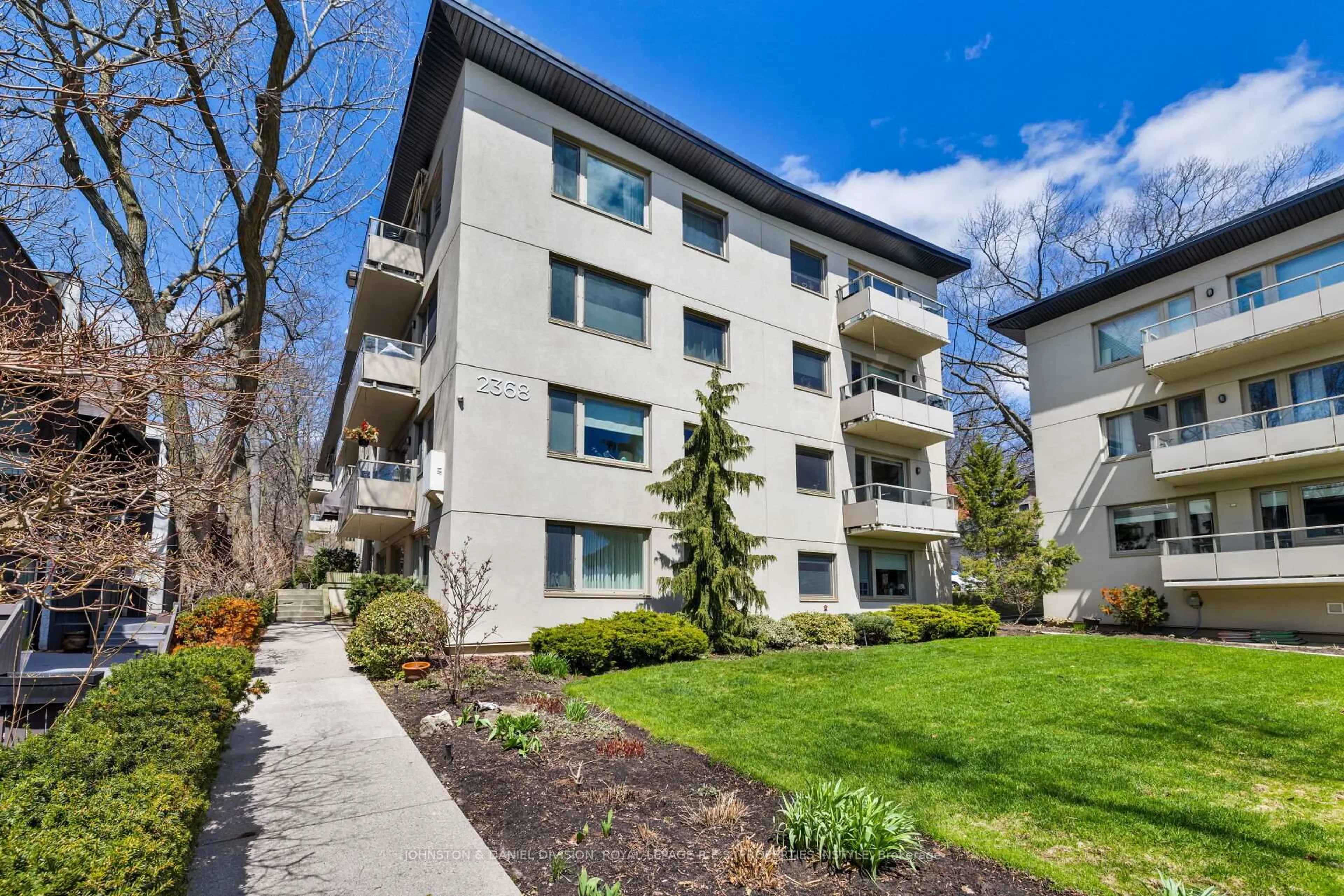 Patio, building for 2368 Queen St #8, Toronto Ontario M4E 1H4