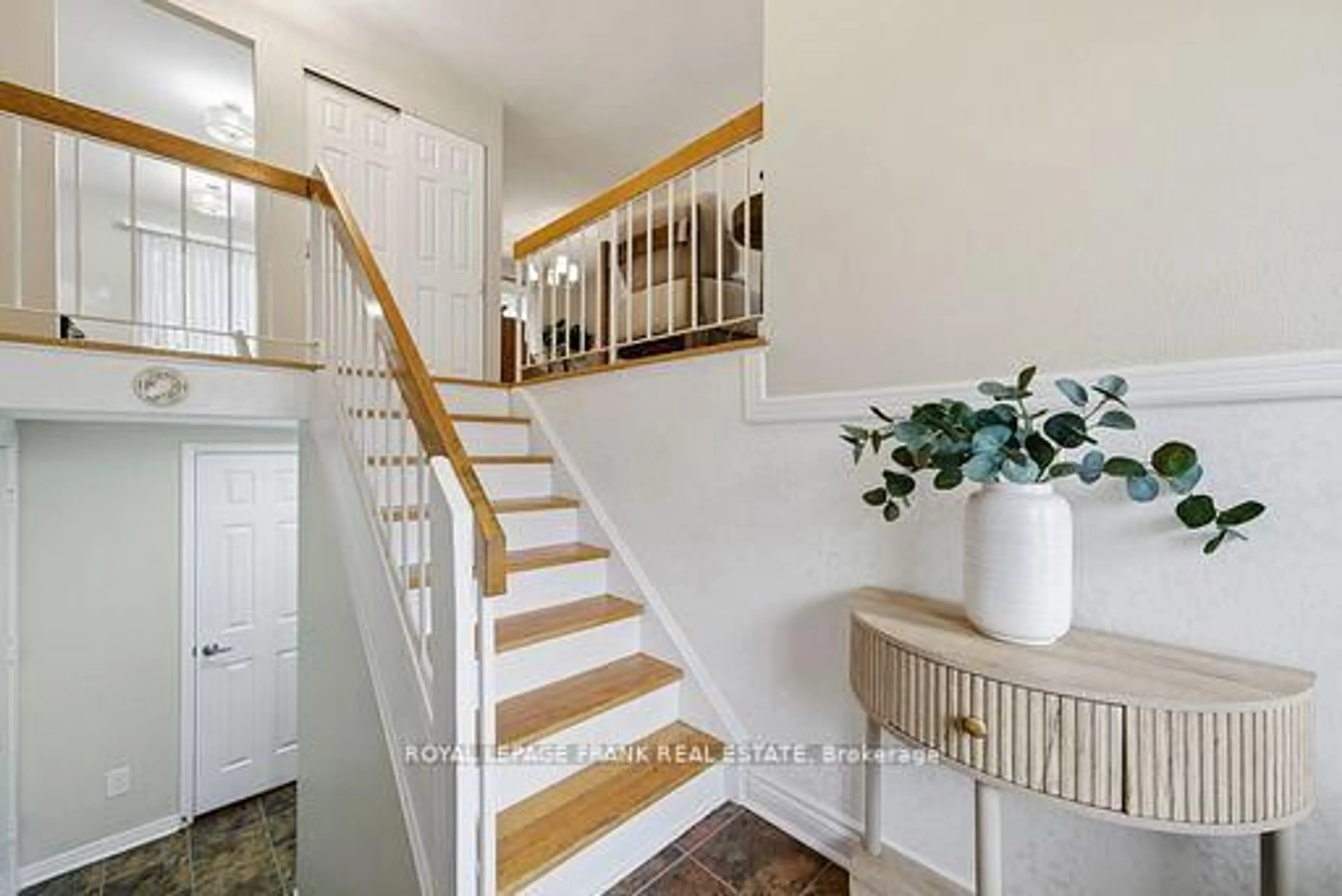 Indoor entryway for 17 Nordic Crt, Whitby Ontario L1N 5N2