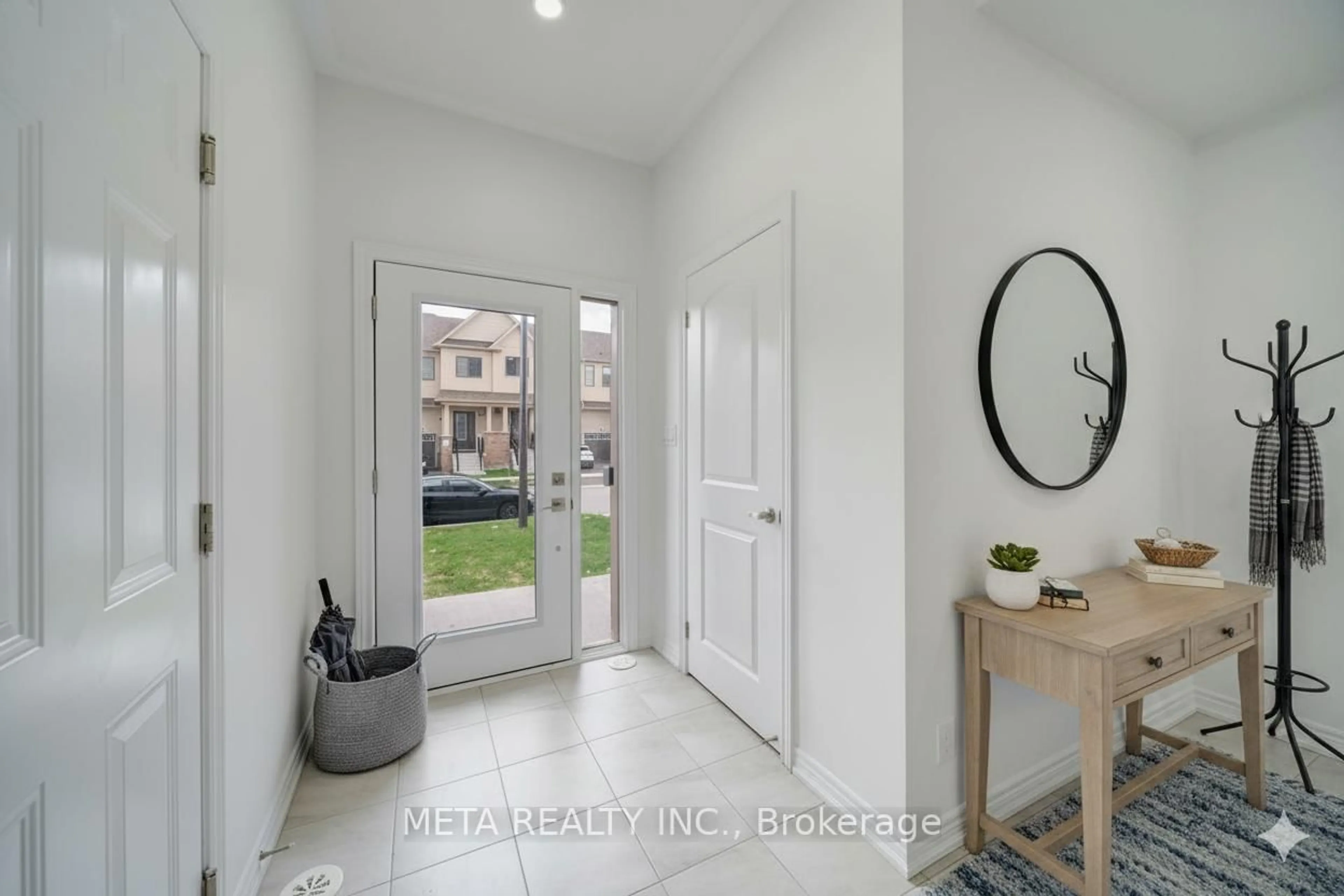 Indoor entryway for 1073 LOCKIE Dr, Oshawa Ontario L1L 0R9