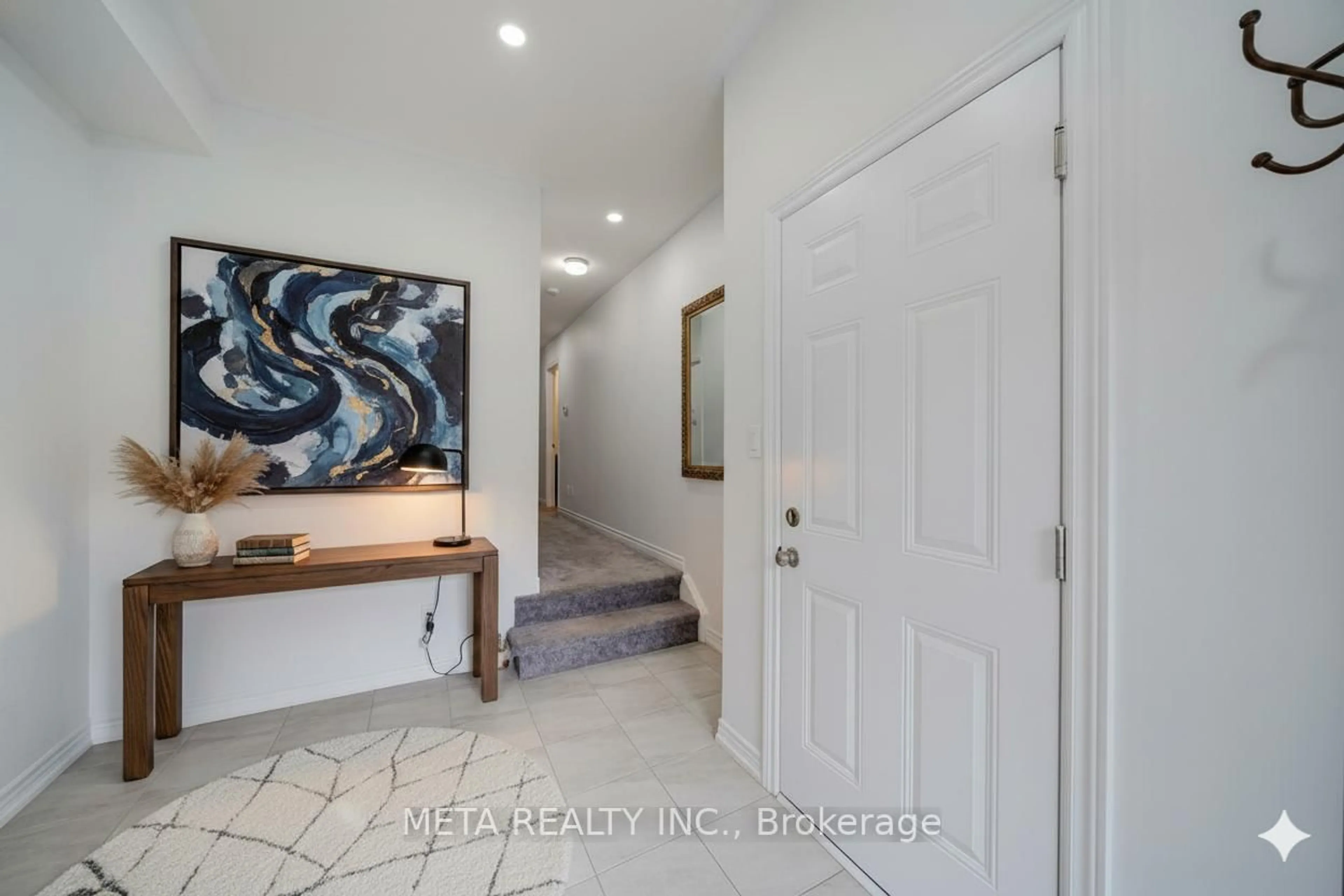 Indoor entryway for 1073 LOCKIE Dr, Oshawa Ontario L1L 0R9