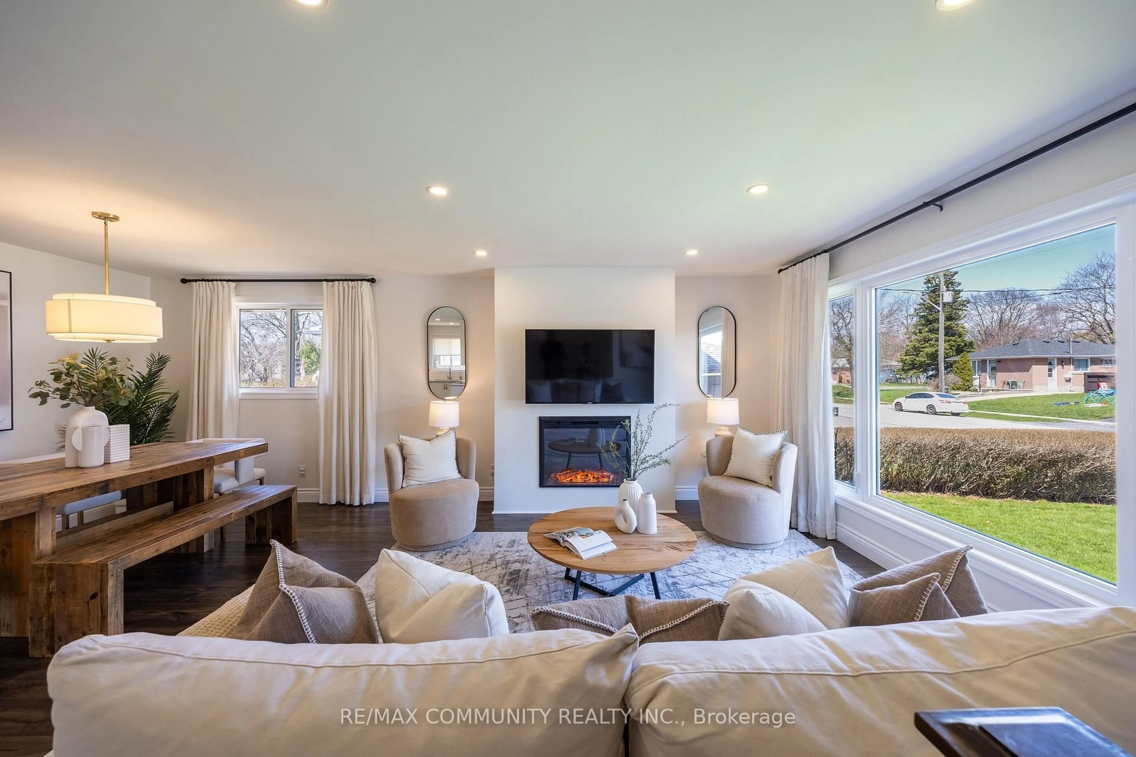 Living room with furniture, unknown for 912 Walton Blvd, Whitby Ontario L1N 3G5