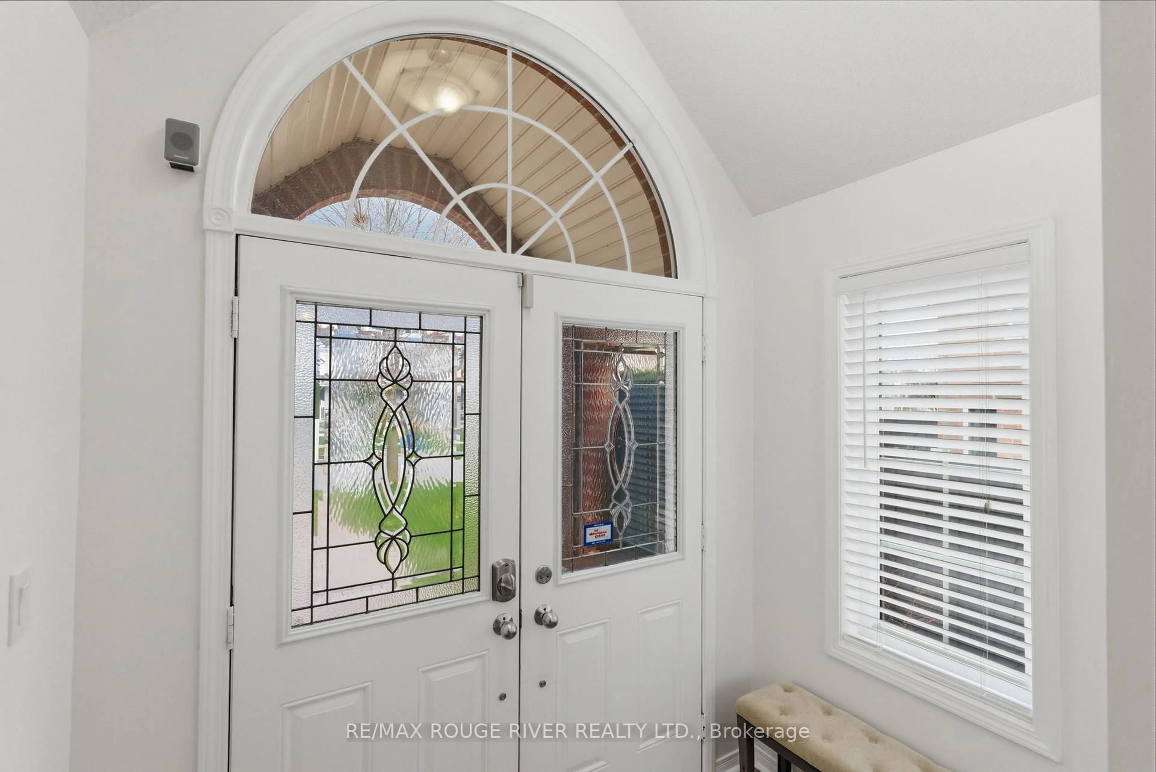 Indoor entryway for 1154 Meath Dr, Oshawa Ontario L1K 0G3