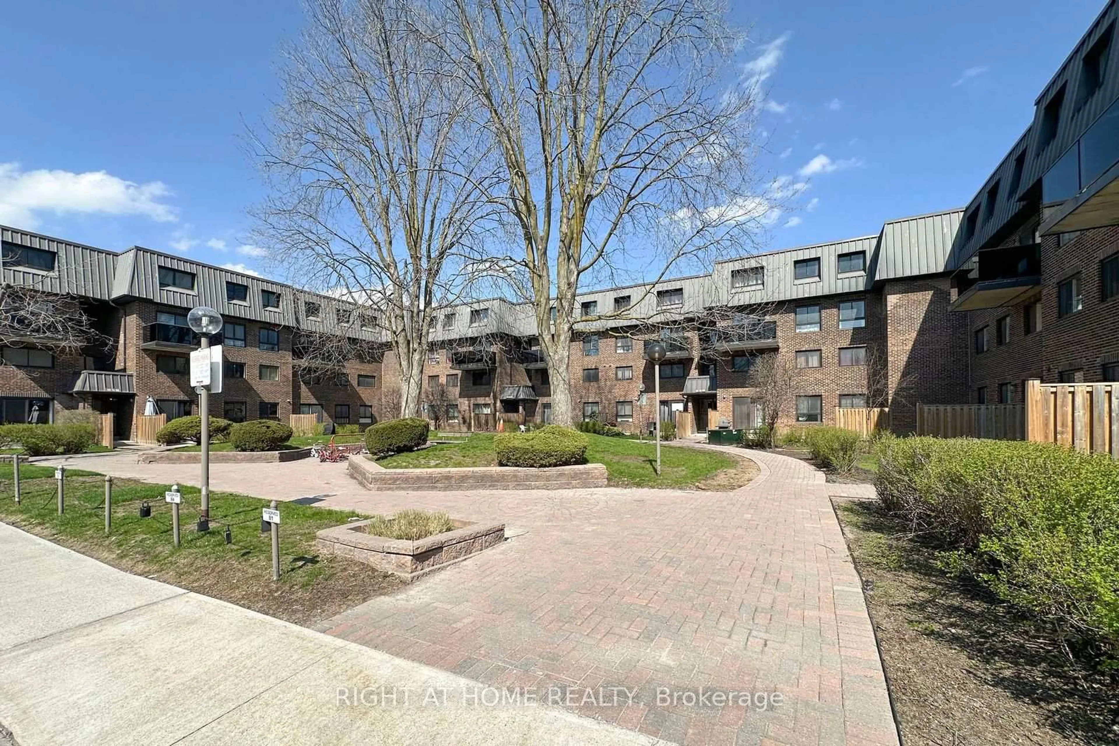 A pic from outside/outdoor area/front of a property/back of a property/a pic from drone, unknown for 53 Taunton Rd #79, Oshawa Ontario L1G 3T6