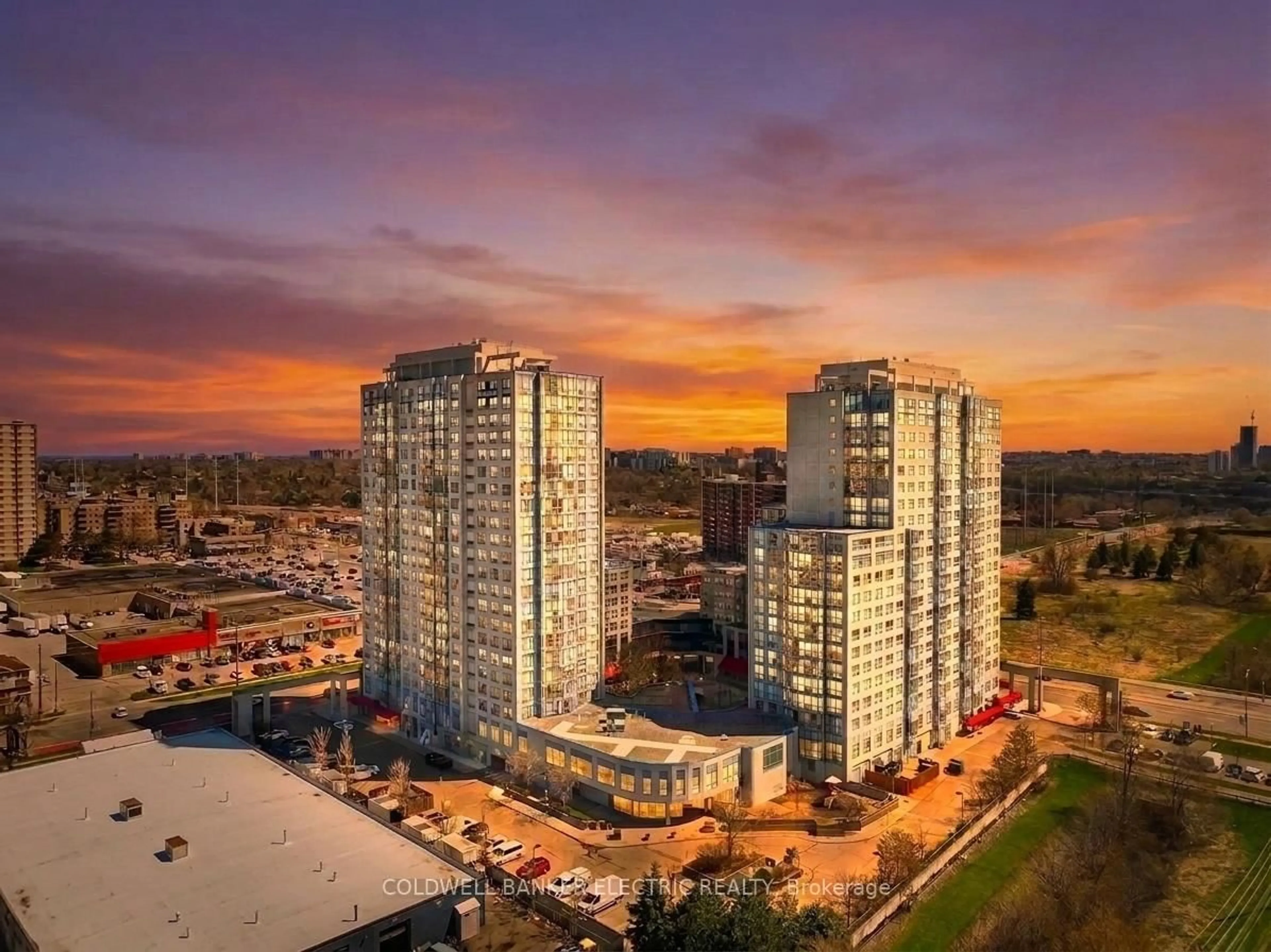 A pic from outside/outdoor area/front of a property/back of a property/a pic from drone, city buildings view from balcony for 2550 Lawrence Ave #815, Toronto Ontario M1P 4Z3