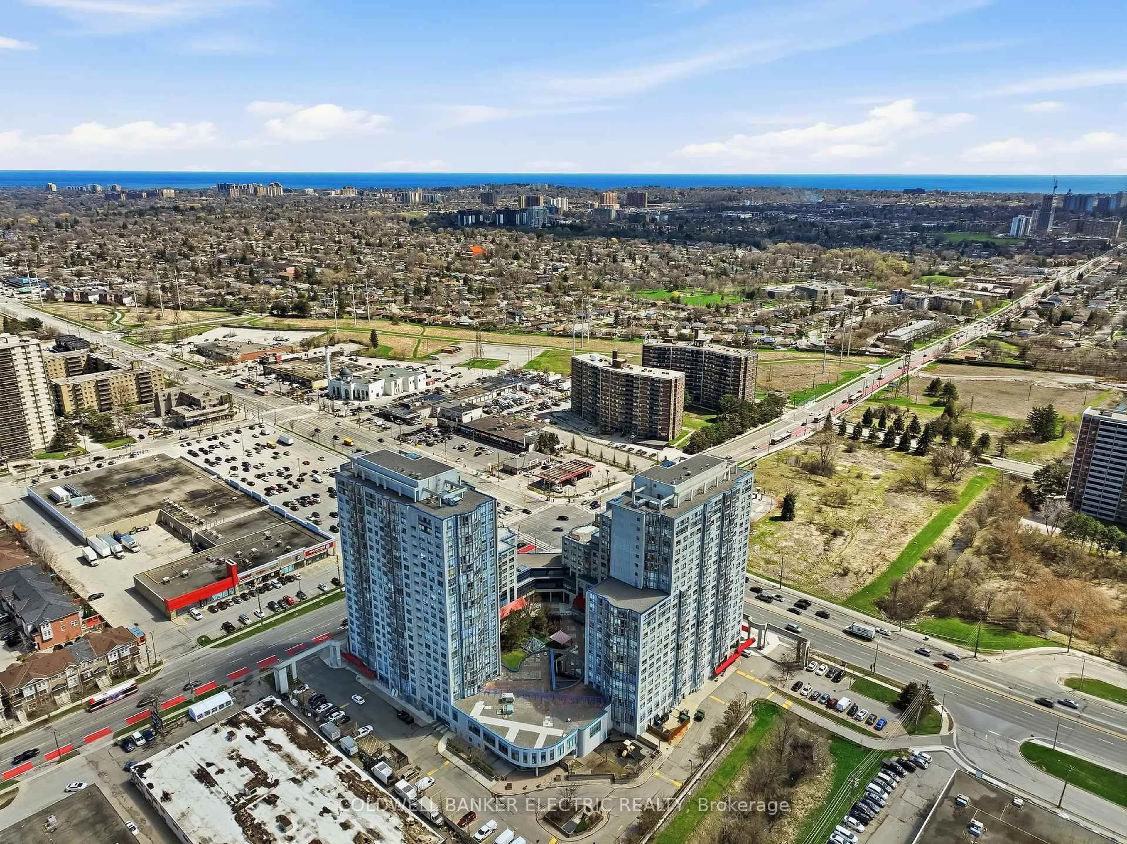 A pic from outside/outdoor area/front of a property/back of a property/a pic from drone, unknown for 2550 Lawrence Ave #815, Toronto Ontario M1P 4Z3