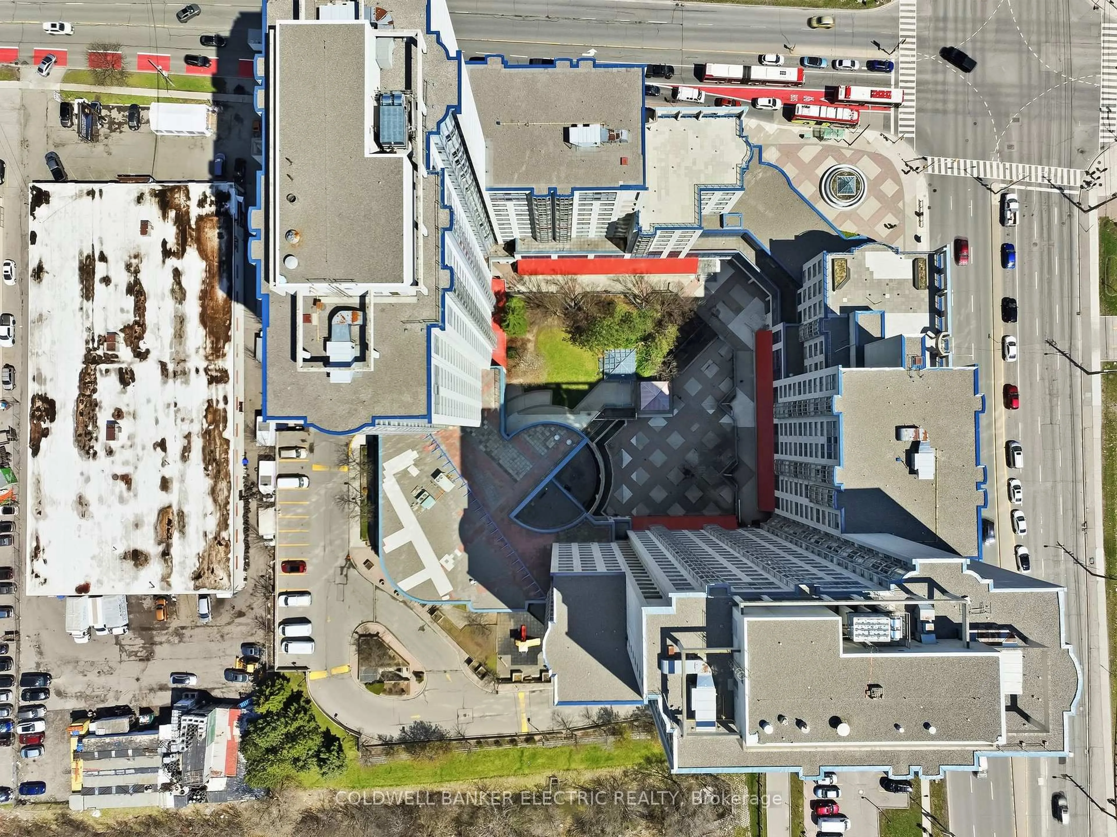 A pic from outside/outdoor area/front of a property/back of a property/a pic from drone, unknown for 2550 Lawrence Ave #815, Toronto Ontario M1P 4Z3