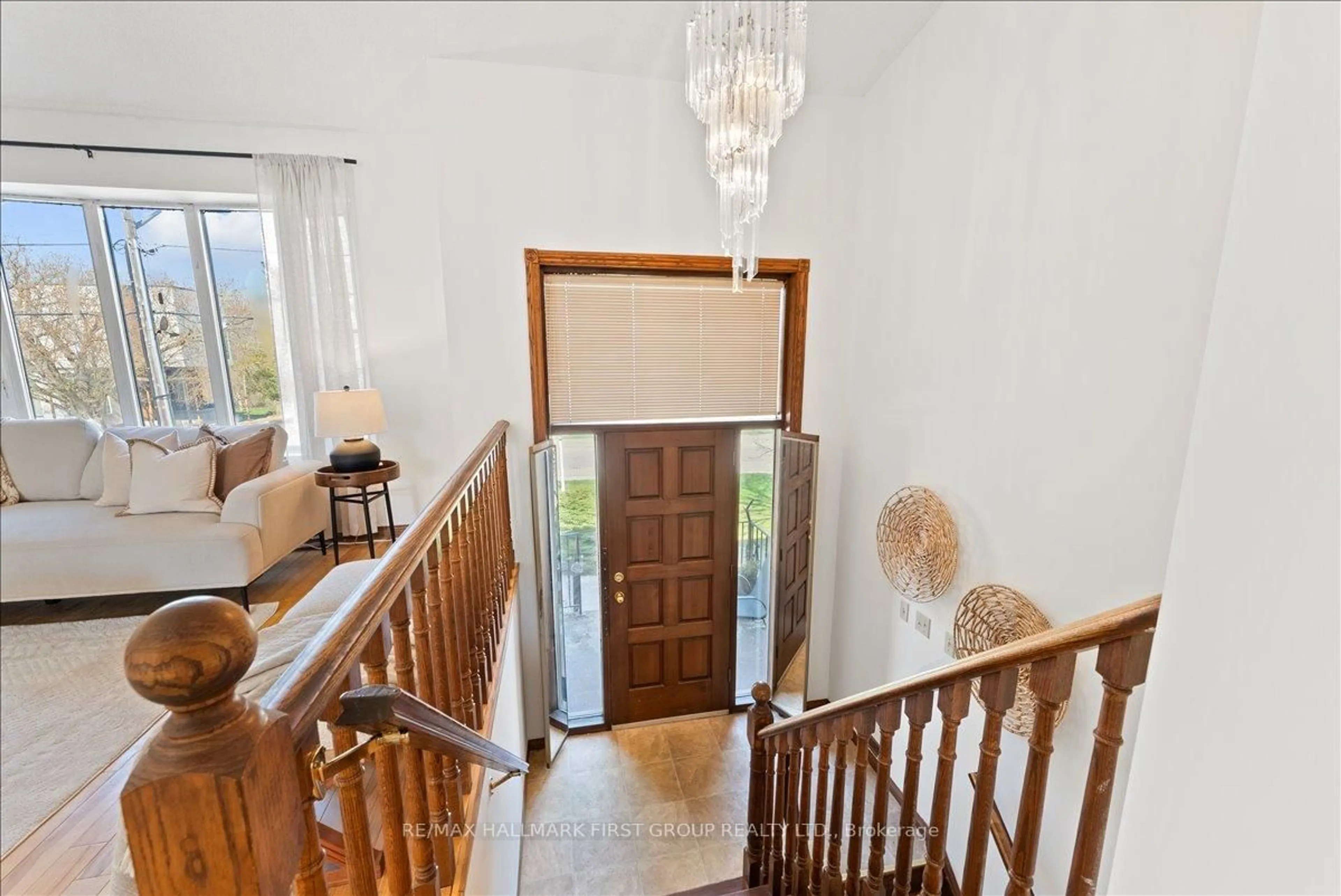 Indoor foyer for 612 Westshore Blvd, Pickering Ontario L1W 2T8