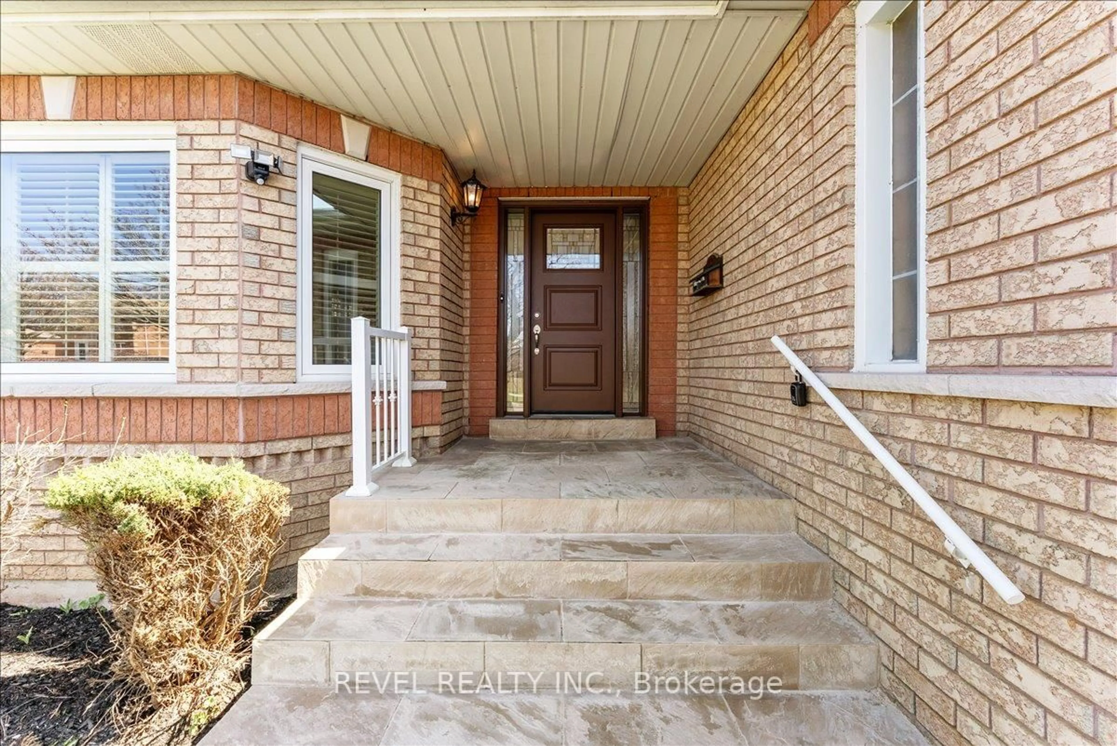 Indoor entryway for 30 Linderwood Dr, Toronto Ontario M1C 3P8
