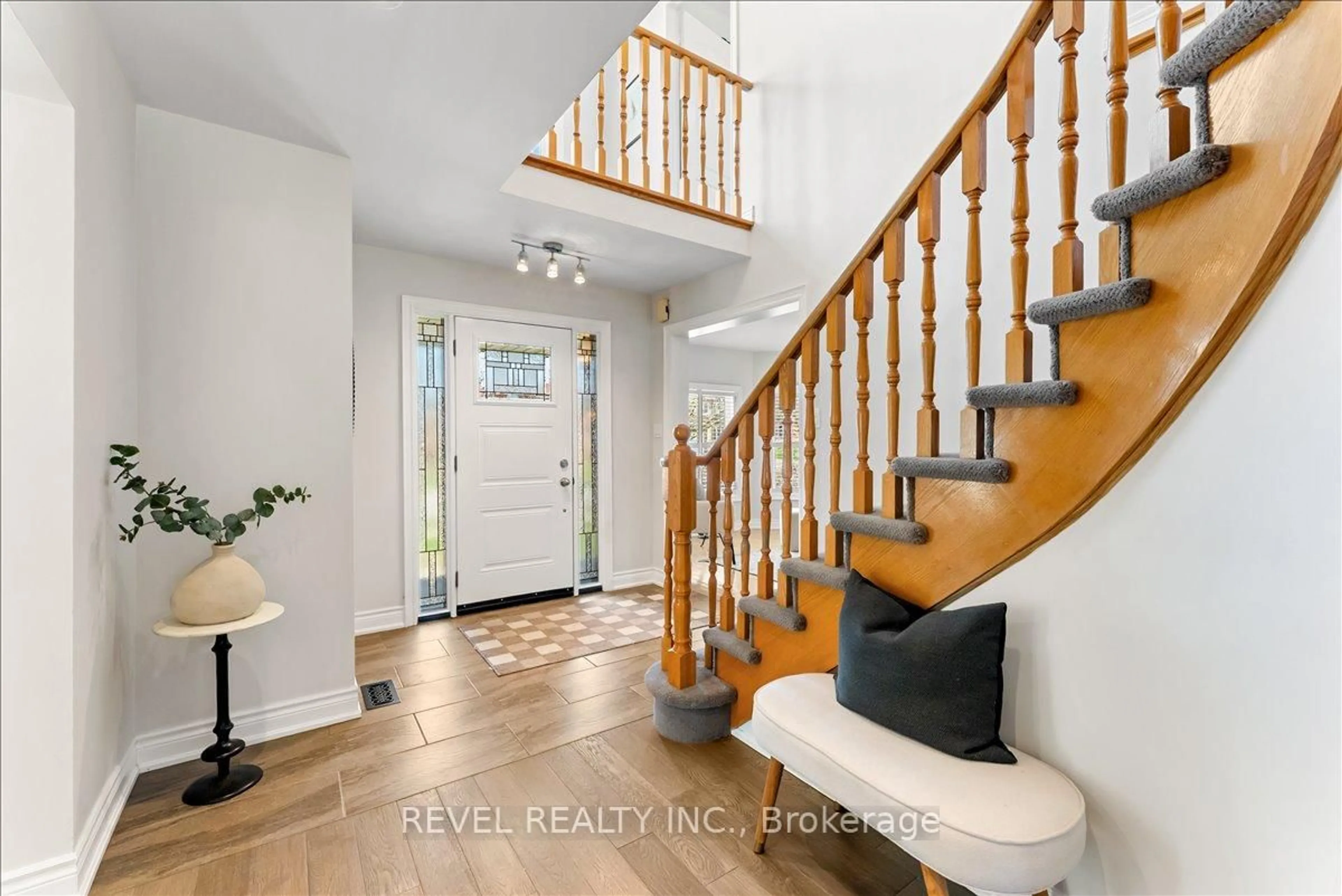 Indoor entryway for 30 Linderwood Dr, Toronto Ontario M1C 3P8