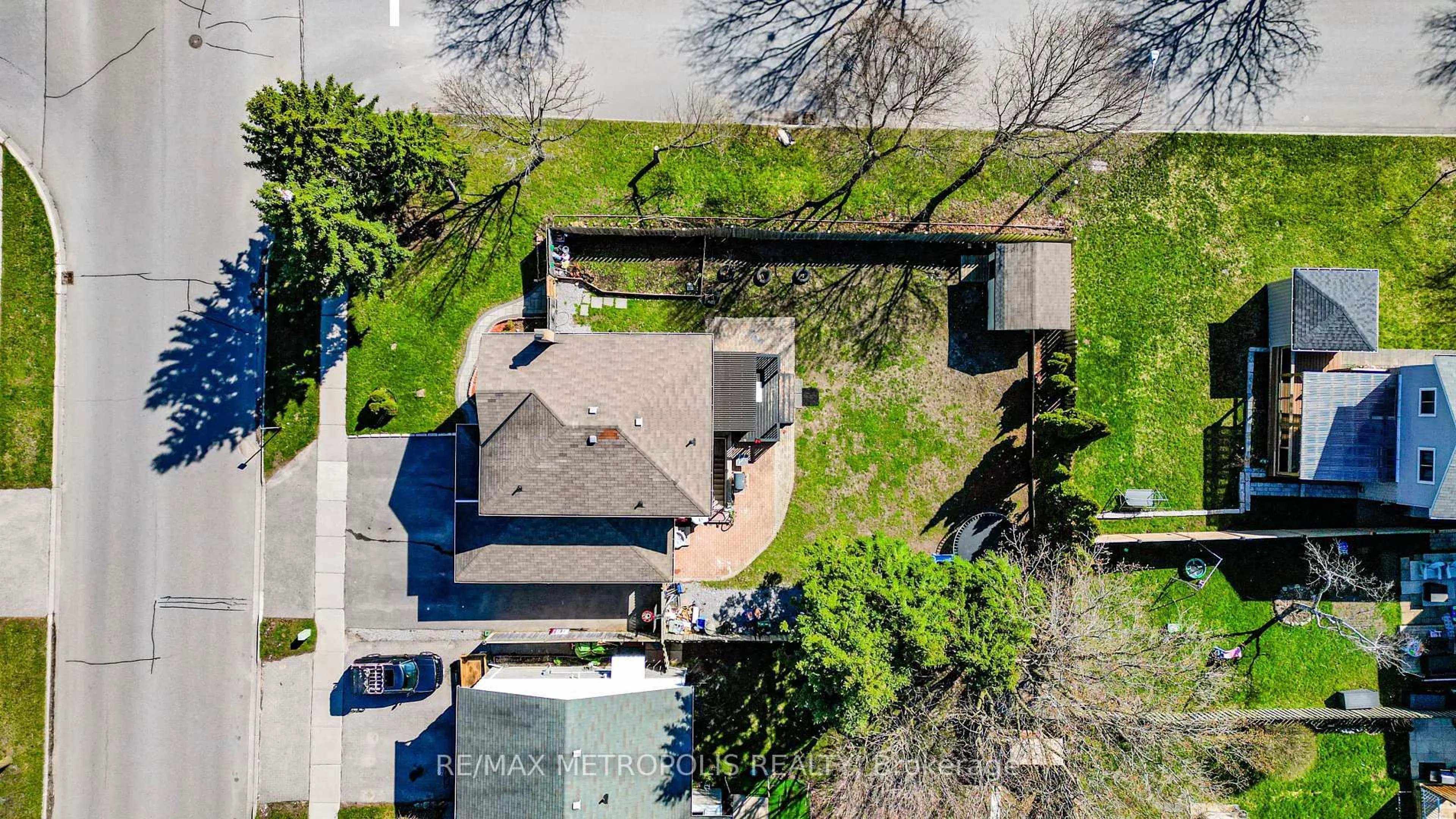 A pic from outside/outdoor area/front of a property/back of a property/a pic from drone, street for 19 Glenabbey Dr, Clarington Ontario L1E 1C1