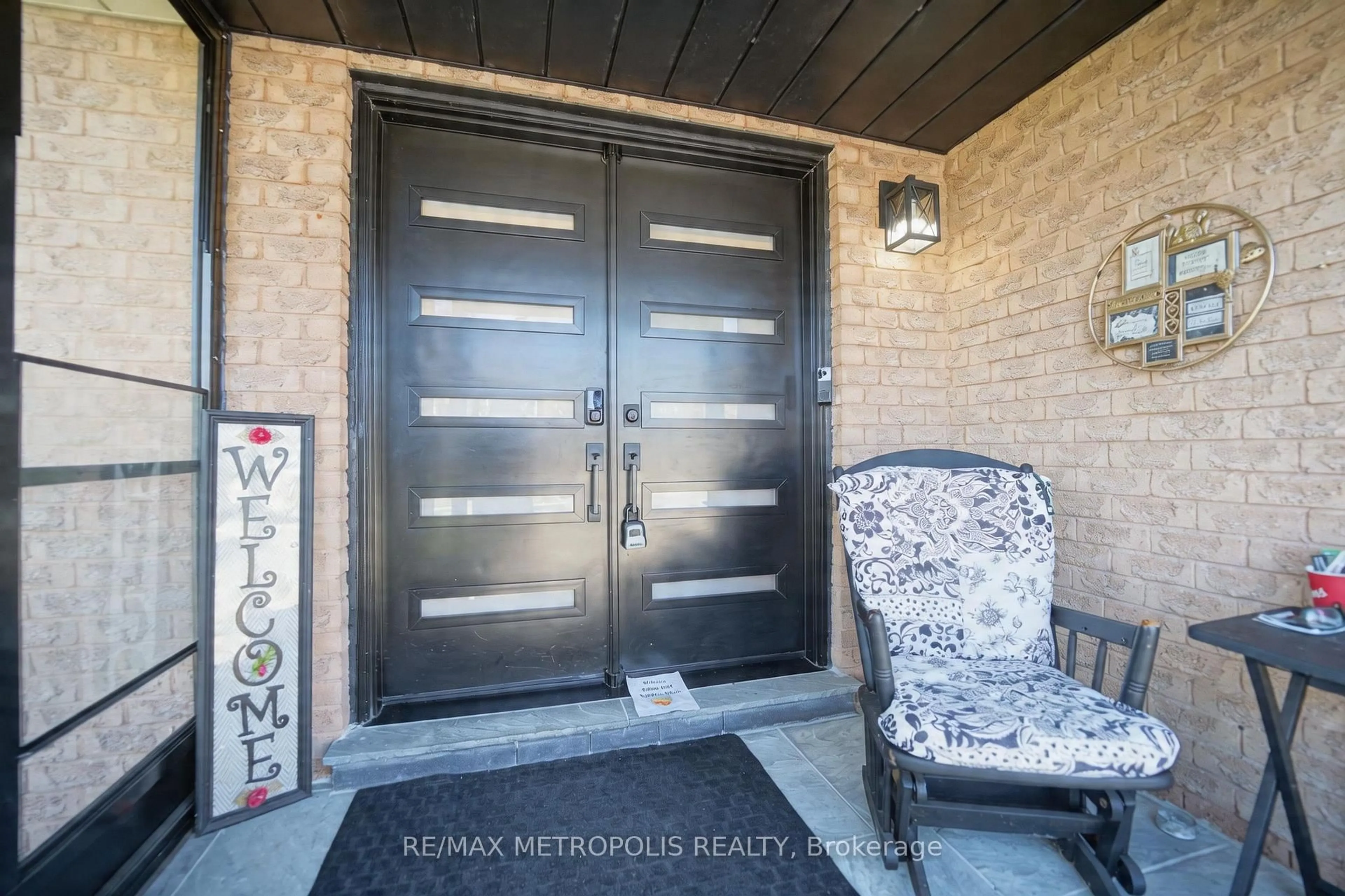 Indoor entryway for 19 Glenabbey Dr, Clarington Ontario L1E 1C1