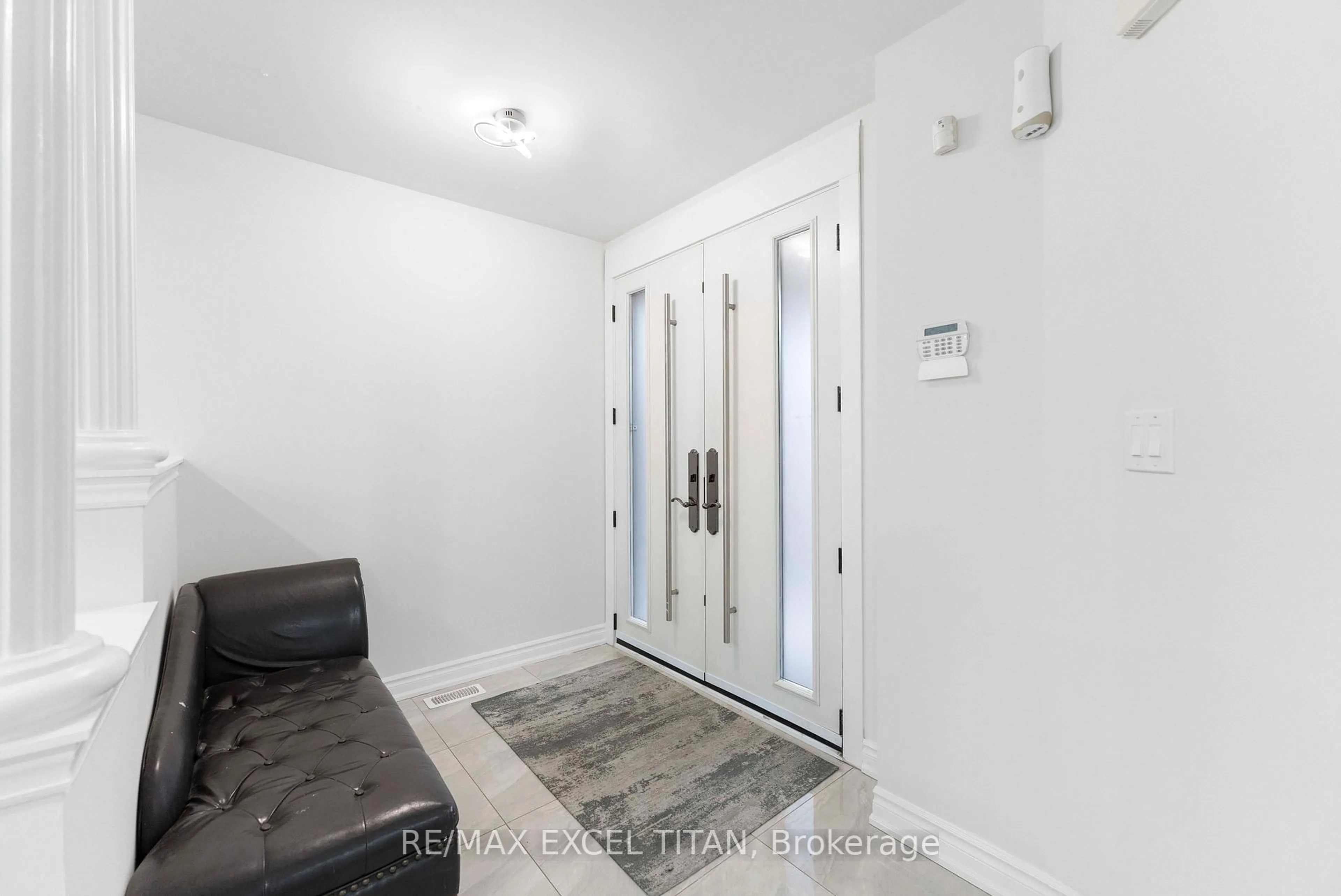 Indoor entryway for 17 Nieuwendyk St, Whitby Ontario L1P 1W5