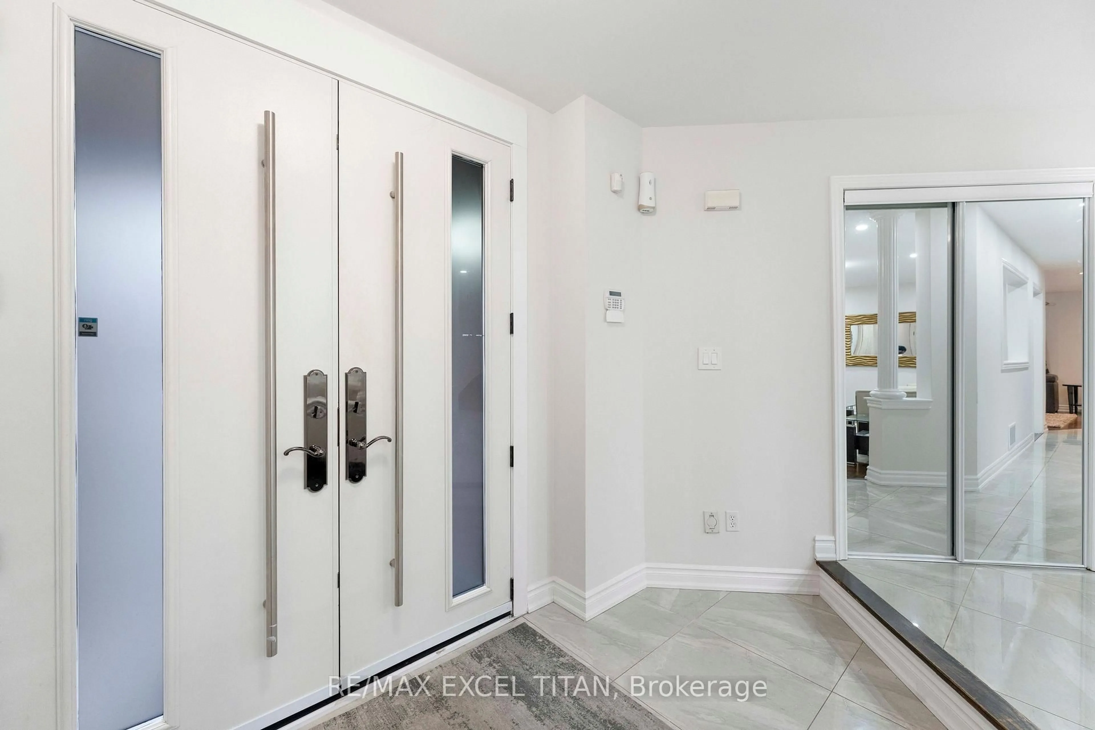 Indoor entryway for 17 Nieuwendyk St, Whitby Ontario L1P 1W5