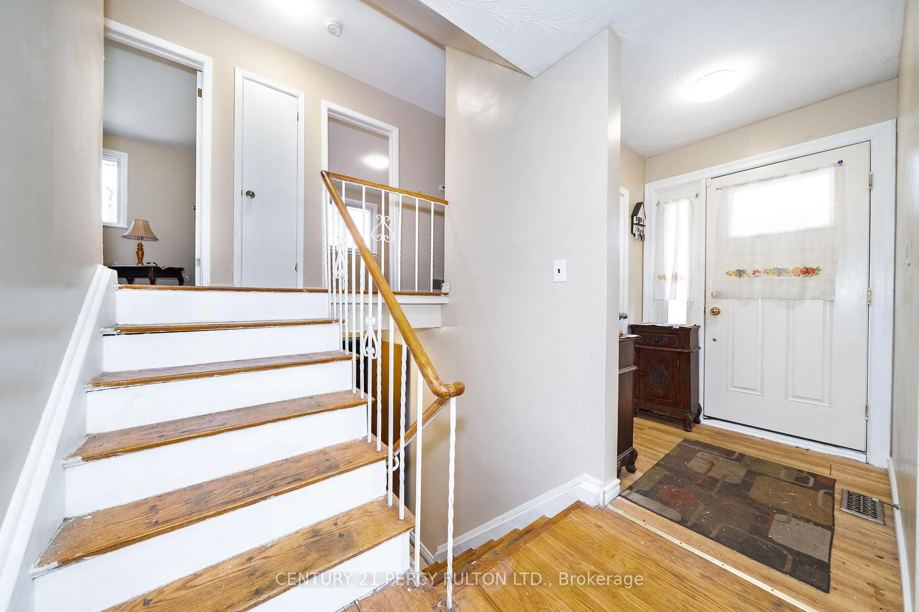 Indoor entryway for 71 Weir Cres, Toronto Ontario M1E 3B2