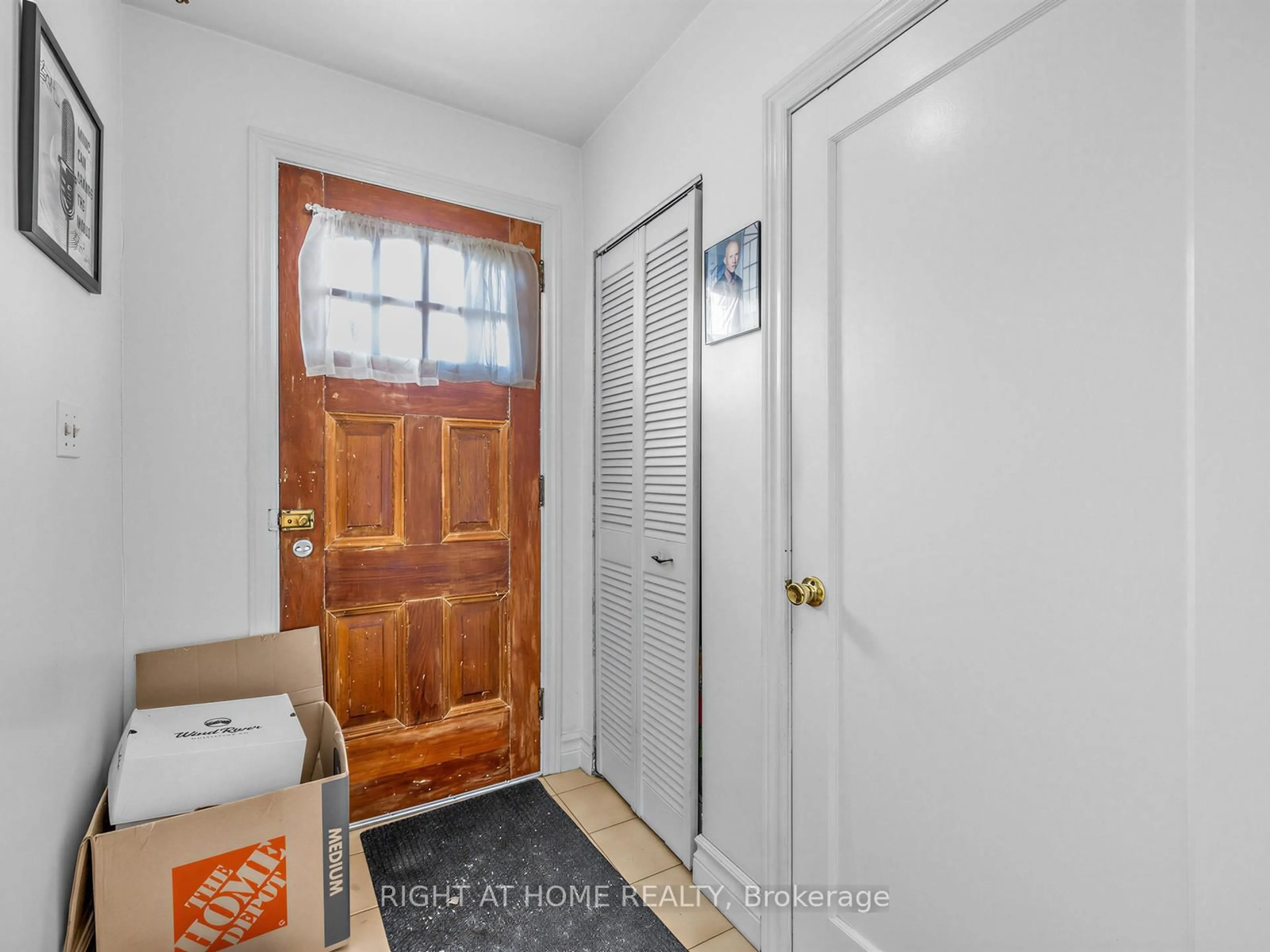 Indoor entryway for 524 Colborne St, Oshawa Ontario L1G 1N4