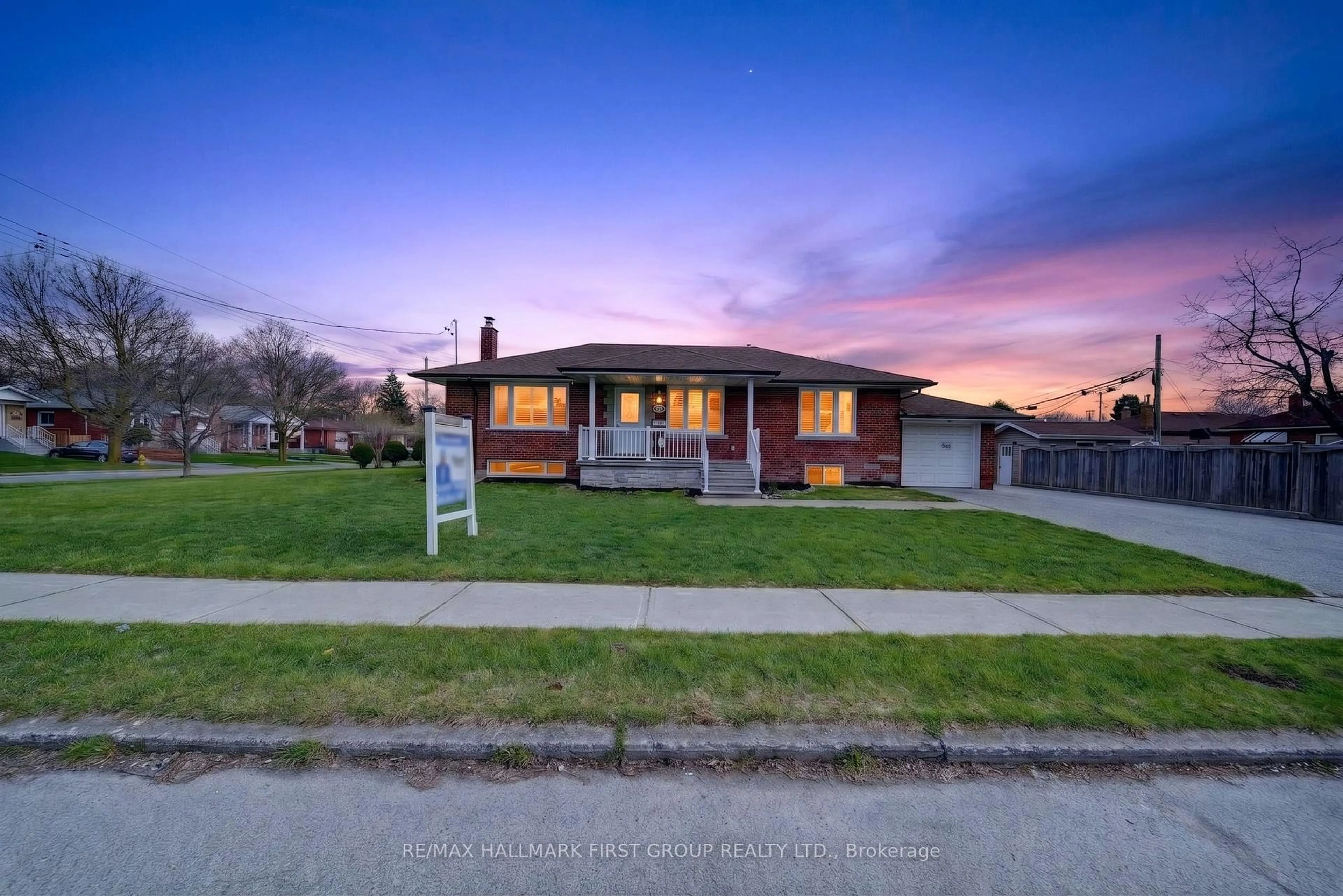 A pic from outside/outdoor area/front of a property/back of a property/a pic from drone, street for 50 Gilroy Dr, Toronto Ontario M1P 1Z9