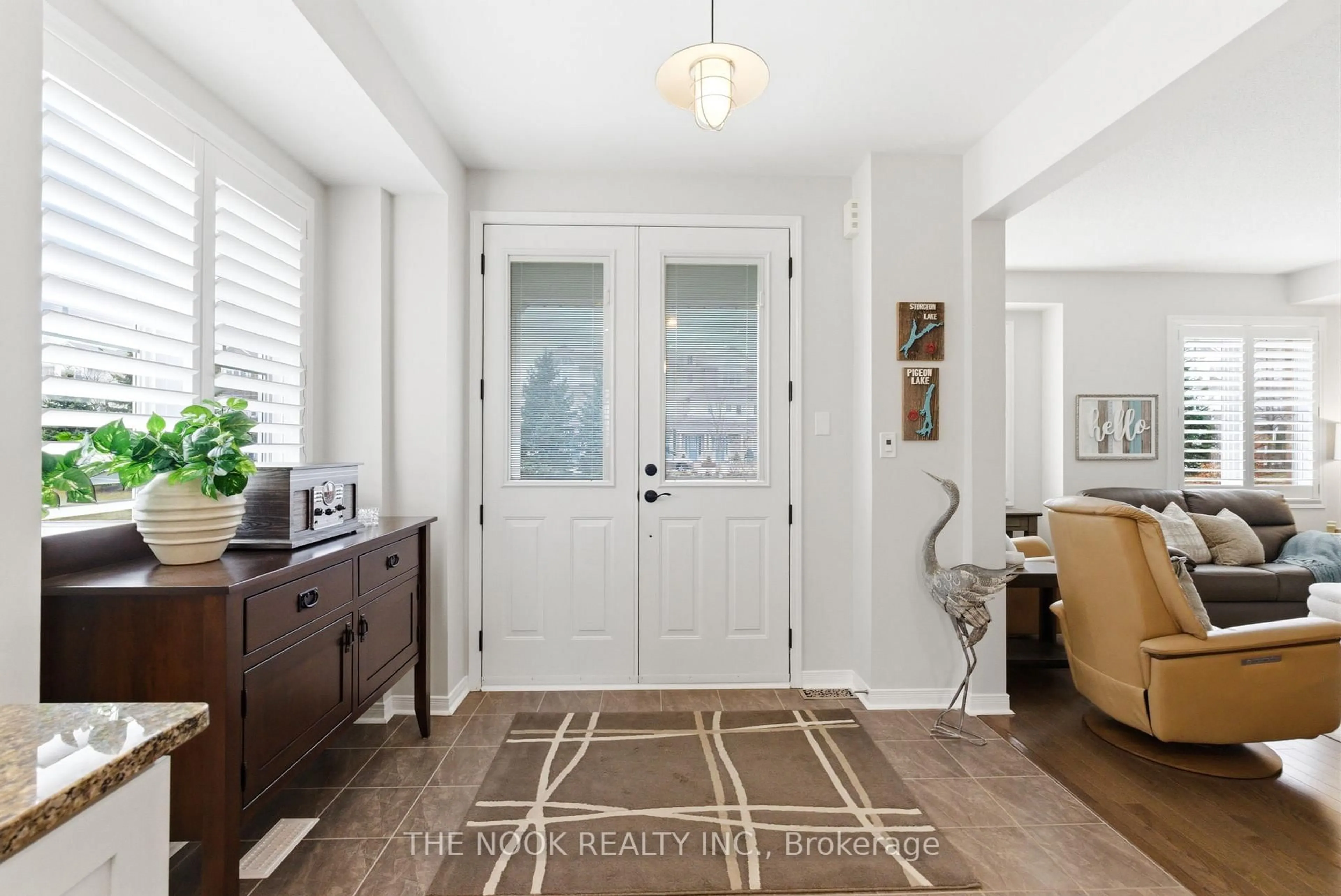 Indoor entryway for 320 Lakebreeze Dr, Clarington Ontario L1B 0A1