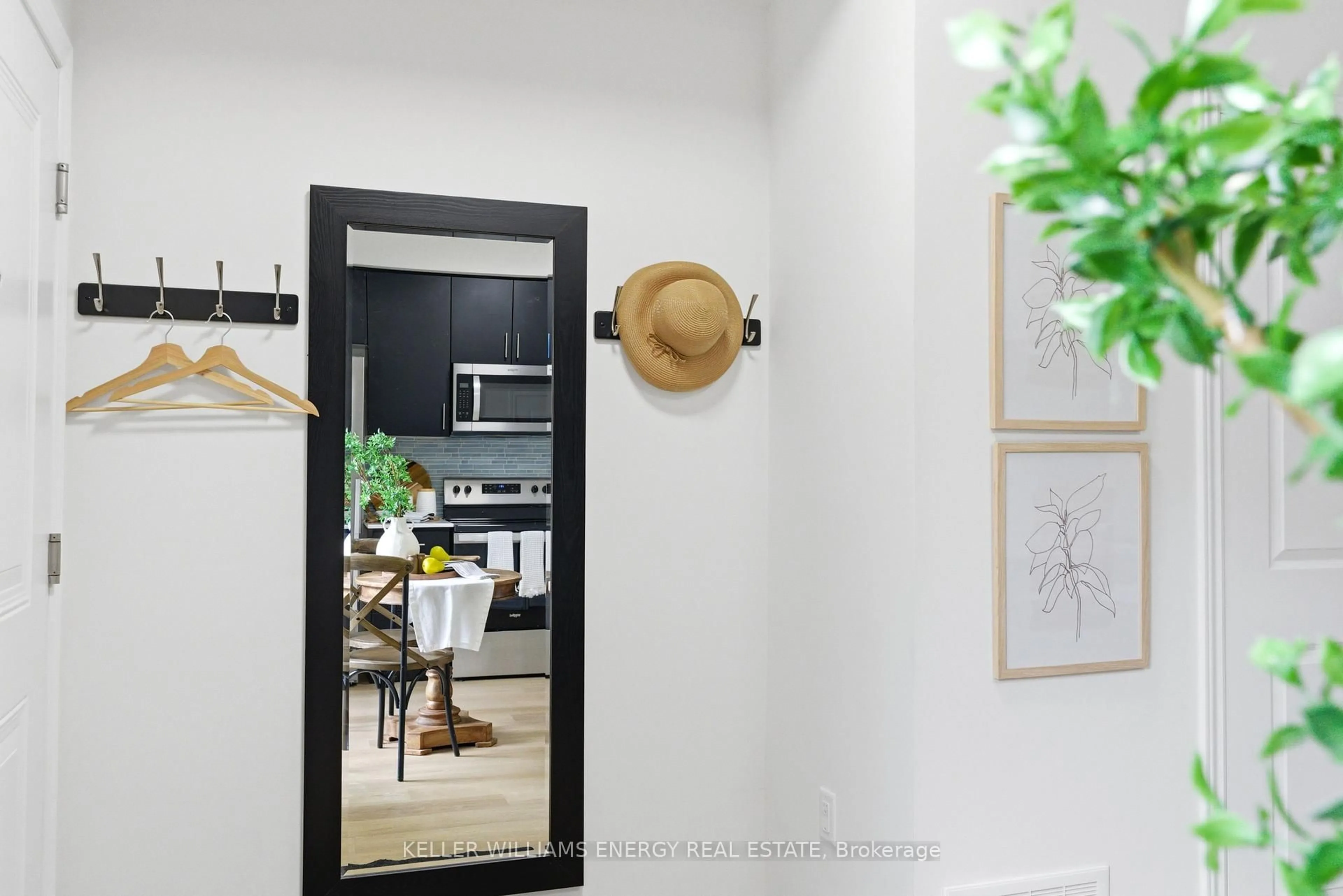 Indoor entryway for 475 Beresford Path #7, Oshawa Ontario L1H 0B2