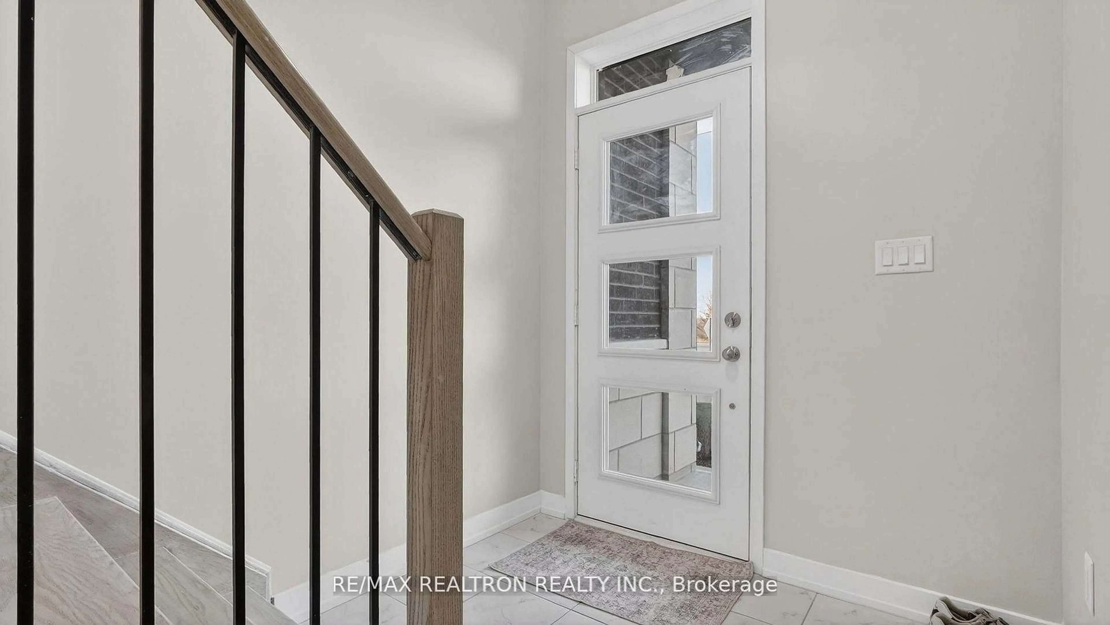 Indoor entryway for 2550 Castlegate Crossing #103, Pickering Ontario L1X 0H6
