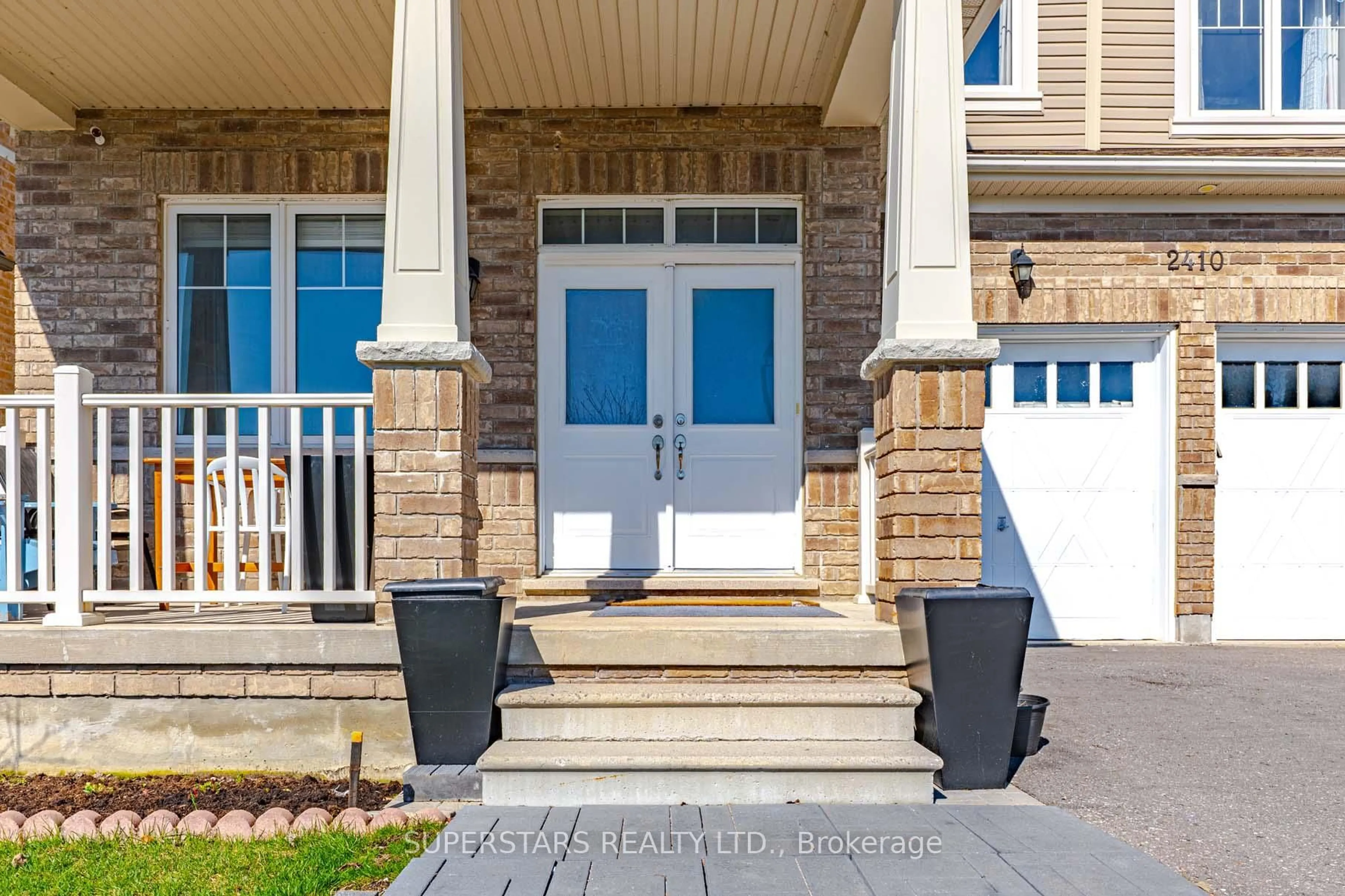Indoor entryway for 2410 Bridle Rd, Oshawa Ontario L1L 0E1