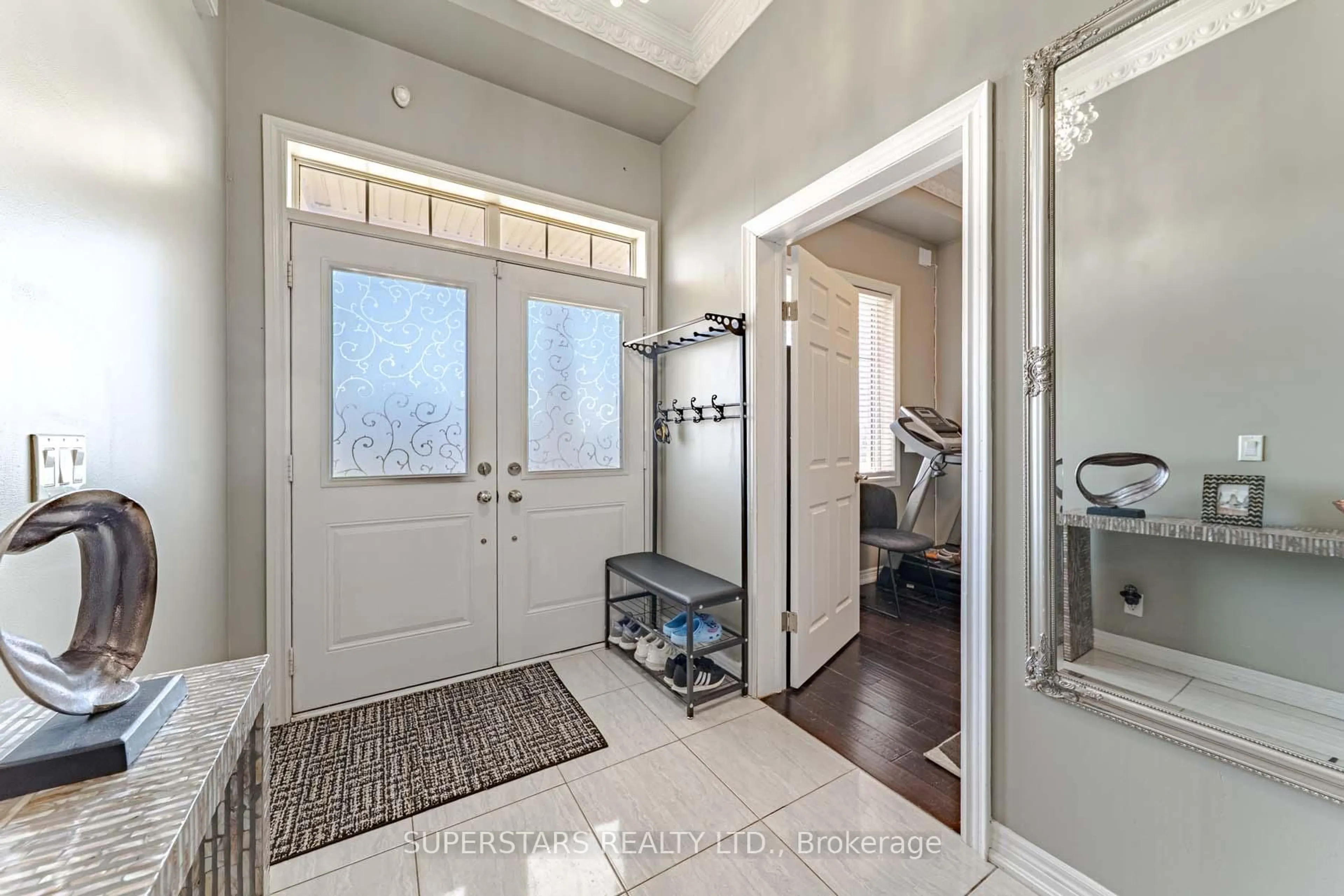 Indoor entryway for 2410 Bridle Rd, Oshawa Ontario L1L 0E1