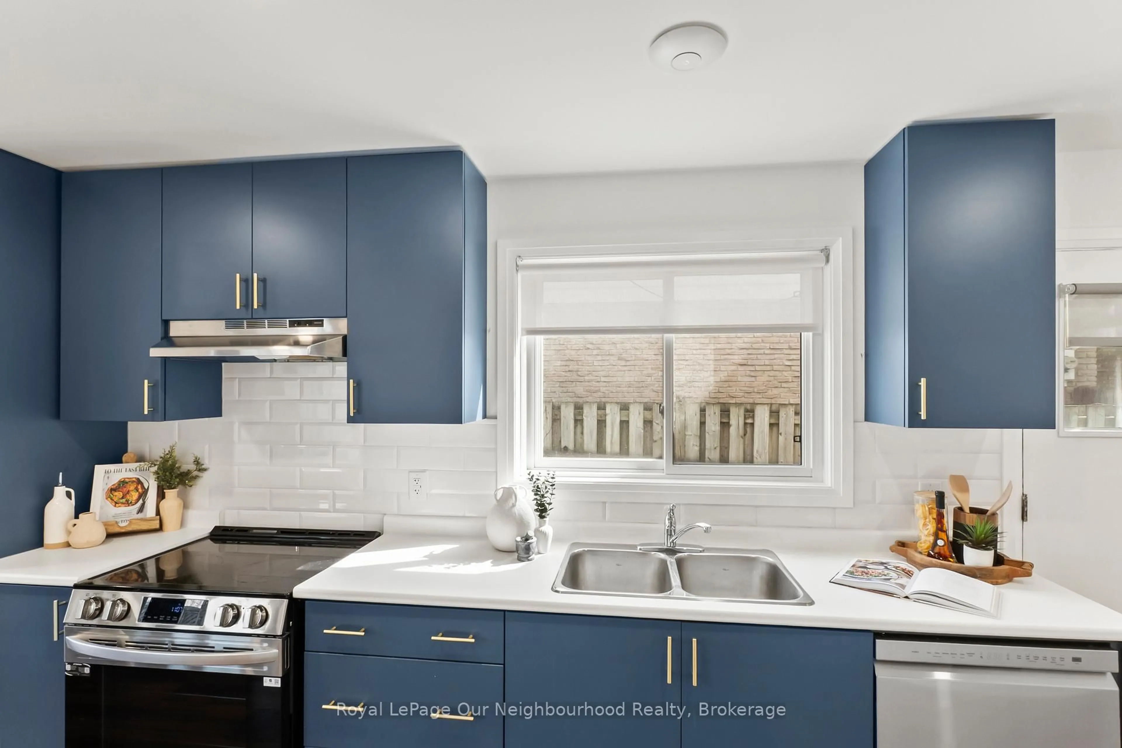 Standard kitchen, ceramic/tile floor for 571 Berwick Cres, Oshawa Ontario L1J 3E6