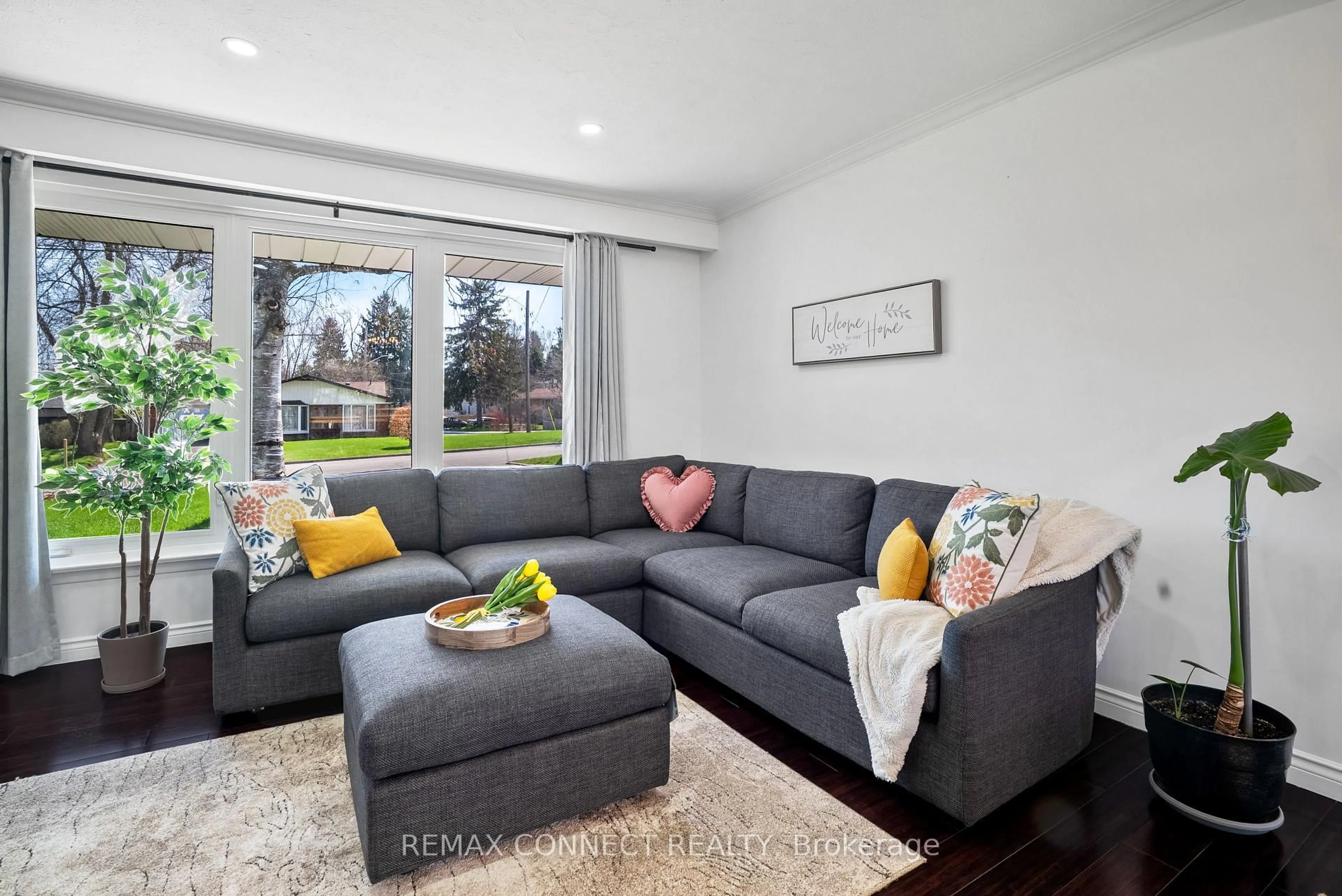 Living room with furniture, unknown for 22 Ravine Park Cres, Toronto Ontario M1C 2M3