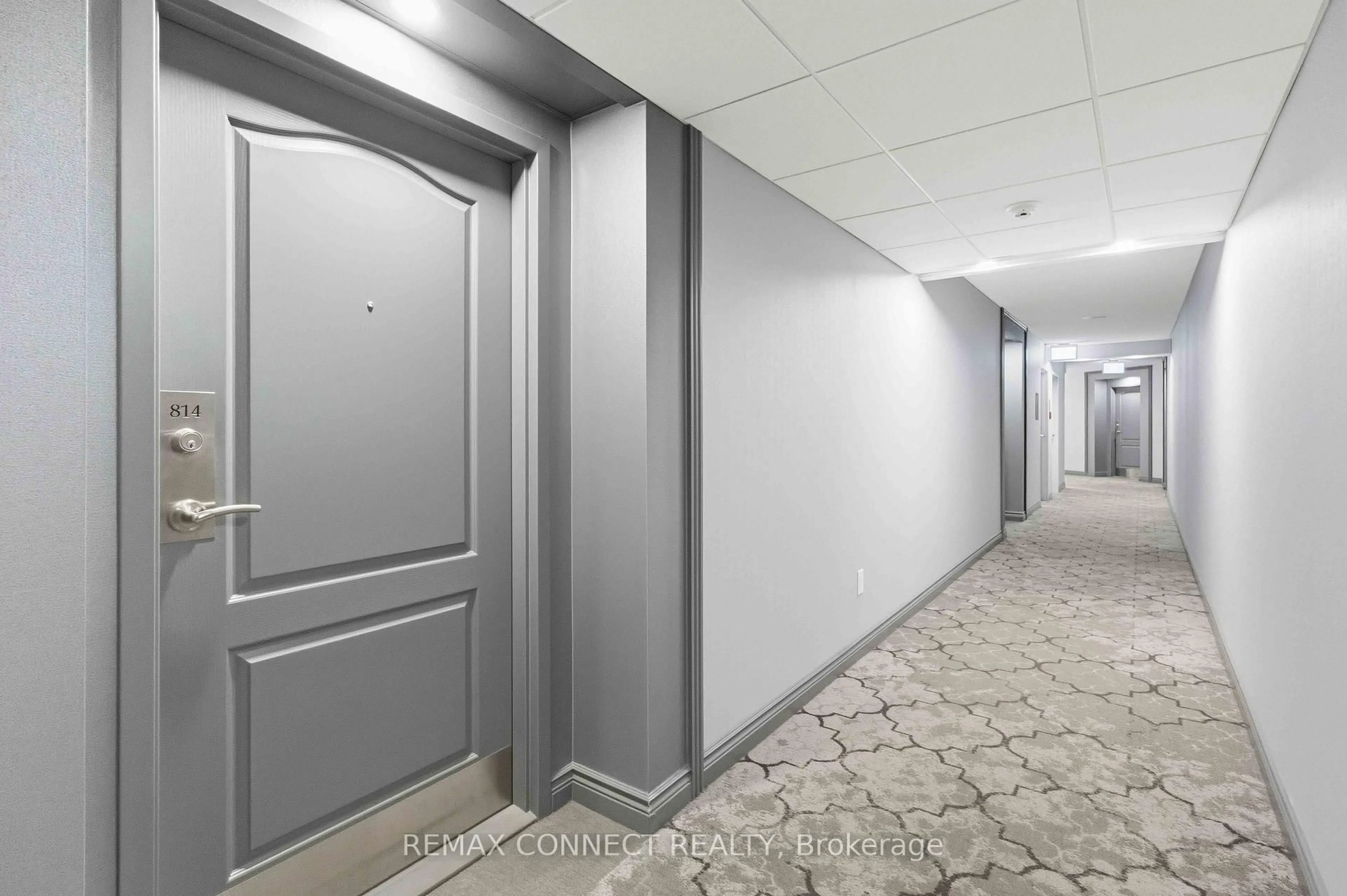 Indoor foyer for 712 Rossland Rd #814, Whitby Ontario L1N 9E8